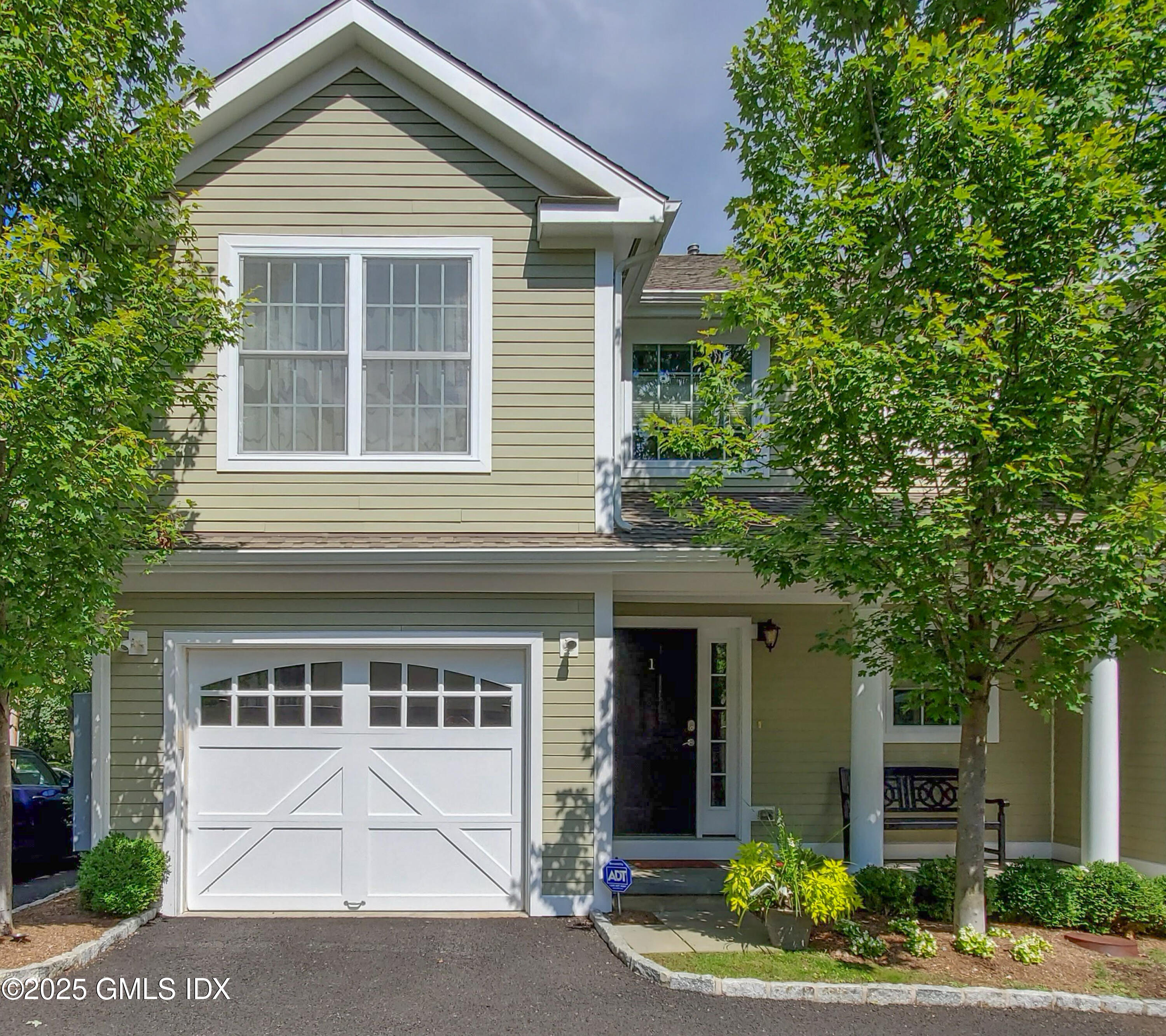 Rental Property at 32 Cliff Avenue, Greenwich, Connecticut - Bedrooms: 3 
Bathrooms: 4  - $6,500 MO.