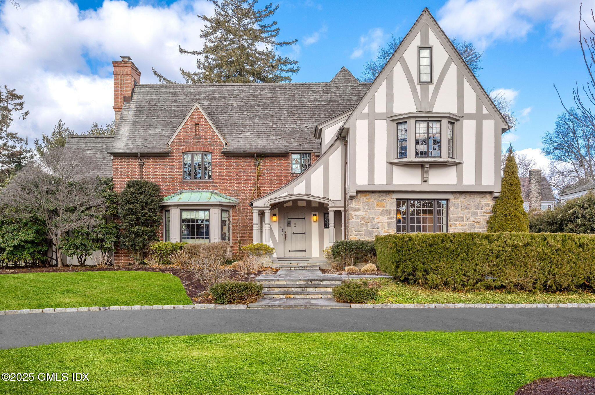 Property for Sale at 3 Vista Avenue, Old Greenwich, Connecticut - Bedrooms: 6 
Bathrooms: 5  - $5,850,000