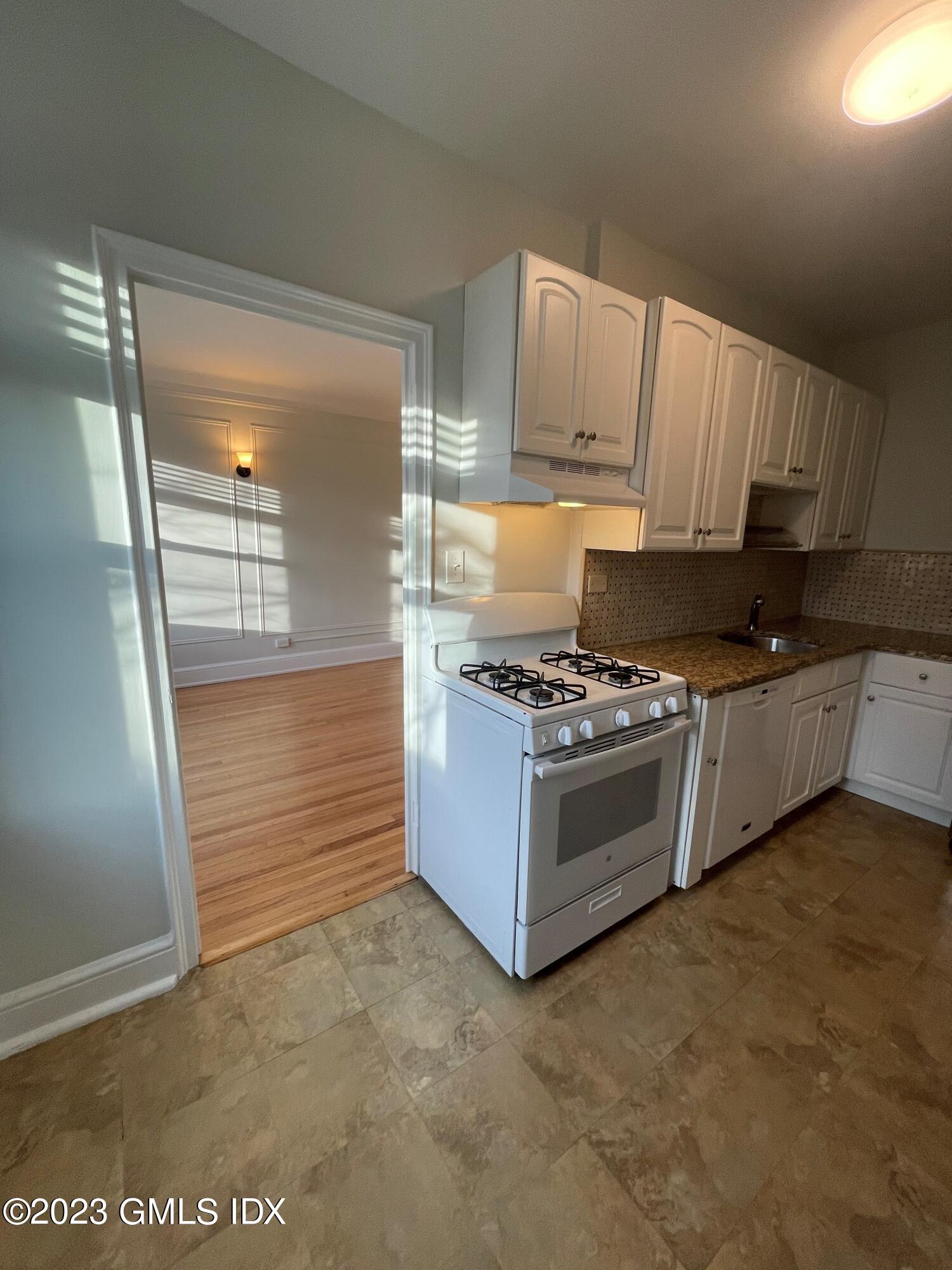 Greenwich, Connecticut 06830, United States, 2 Bedrooms Bedrooms, ,1 BathroomBathrooms,Residential,Active,121718