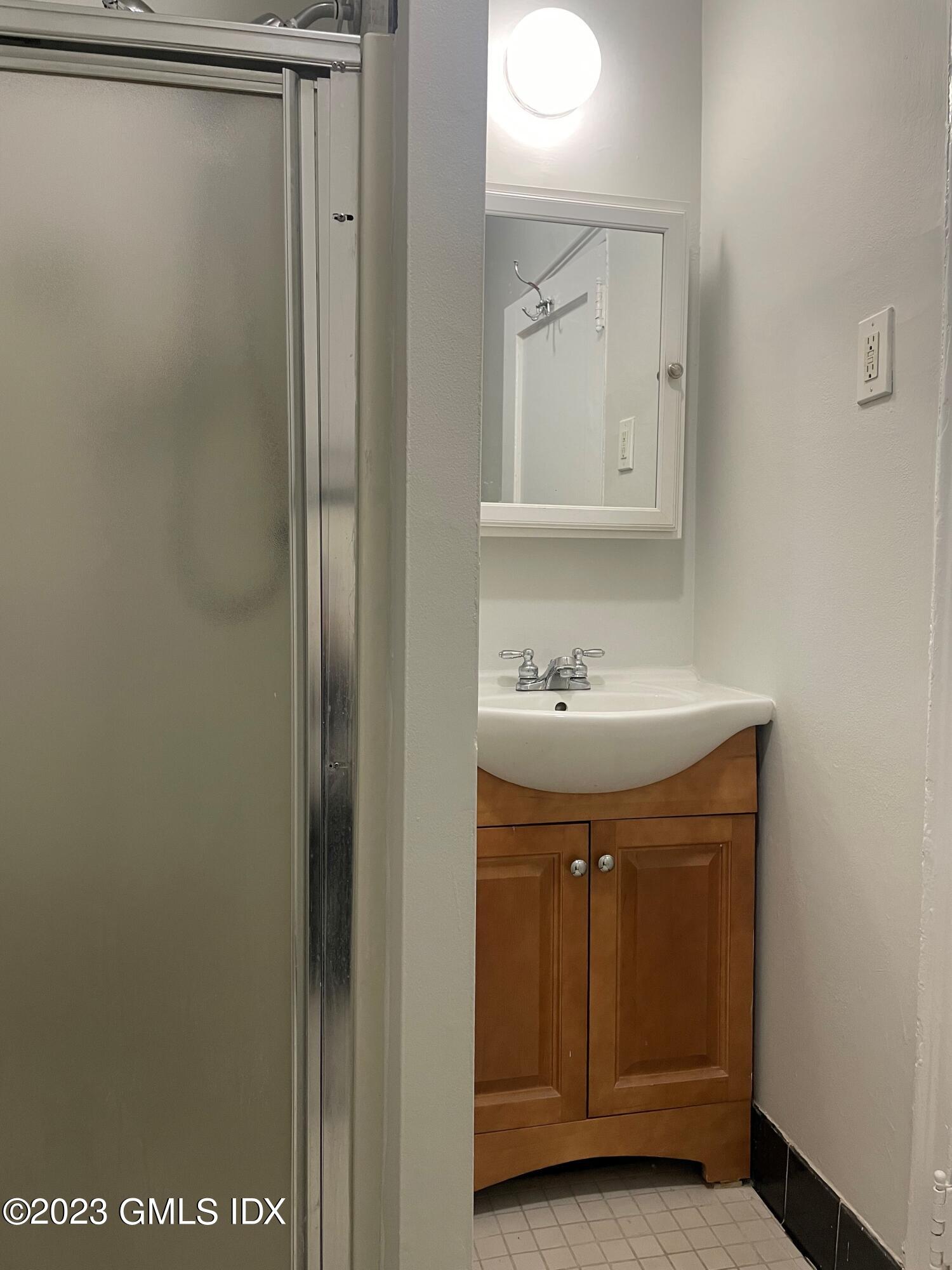 Greenwich, Connecticut 06830, United States, 2 Bedrooms Bedrooms, ,1 BathroomBathrooms,Residential,Active,121718