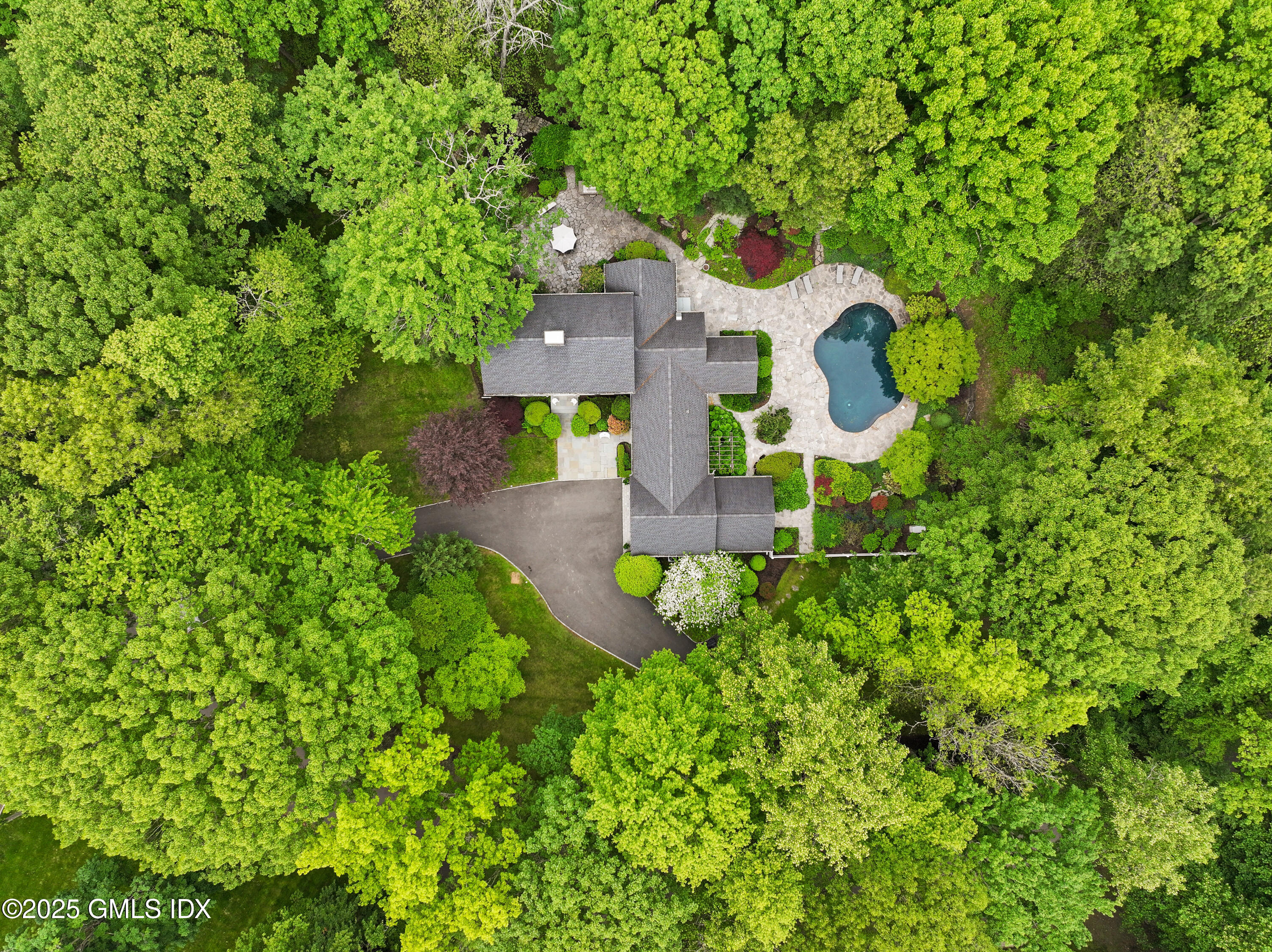 Property for Sale at 33 Carrington Drive, Greenwich, Connecticut - Bedrooms: 4 
Bathrooms: 5  - $2,395,000