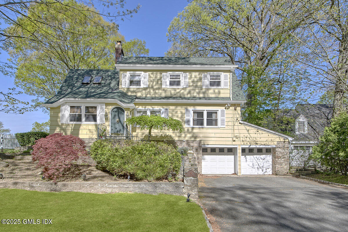52 Center Drive, Old Greenwich, Connecticut - 4 Bedrooms  
3 Bathrooms - 