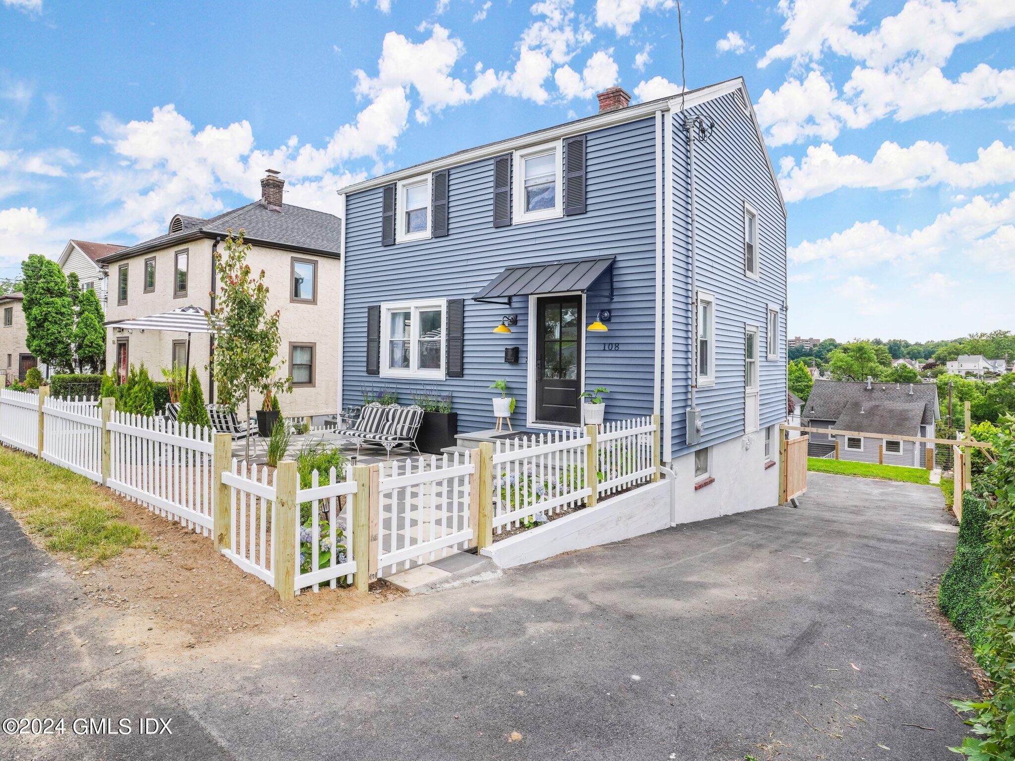 108 Henry Street, Greenwich, Connecticut - 2 Bedrooms  
2 Bathrooms - 