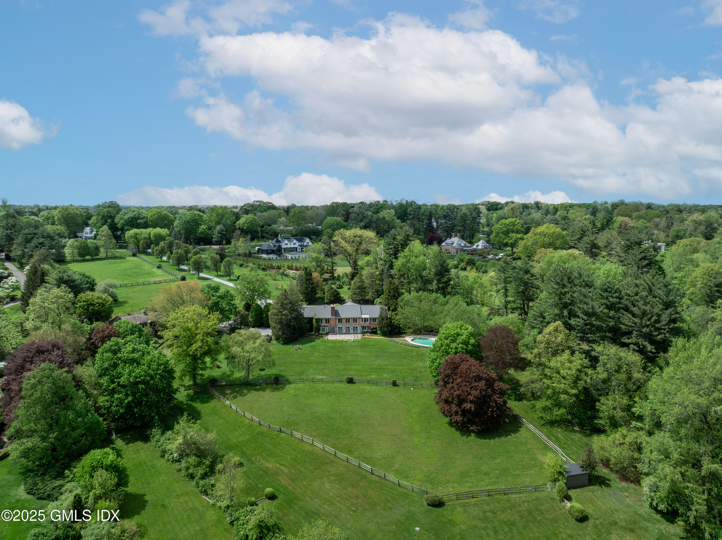 21 Aiken Road, Greenwich, Connecticut - 5 Bedrooms  
5.5 Bathrooms - 