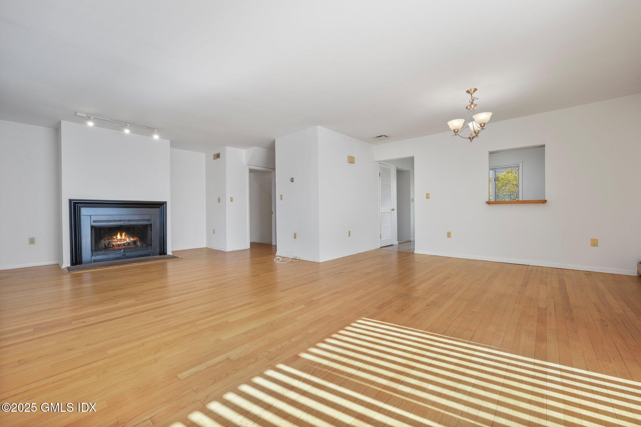 Greenwich, Connecticut 06831, United States, 2 Bedrooms Bedrooms, ,4 BathroomsBathrooms,Residential,Active,120813