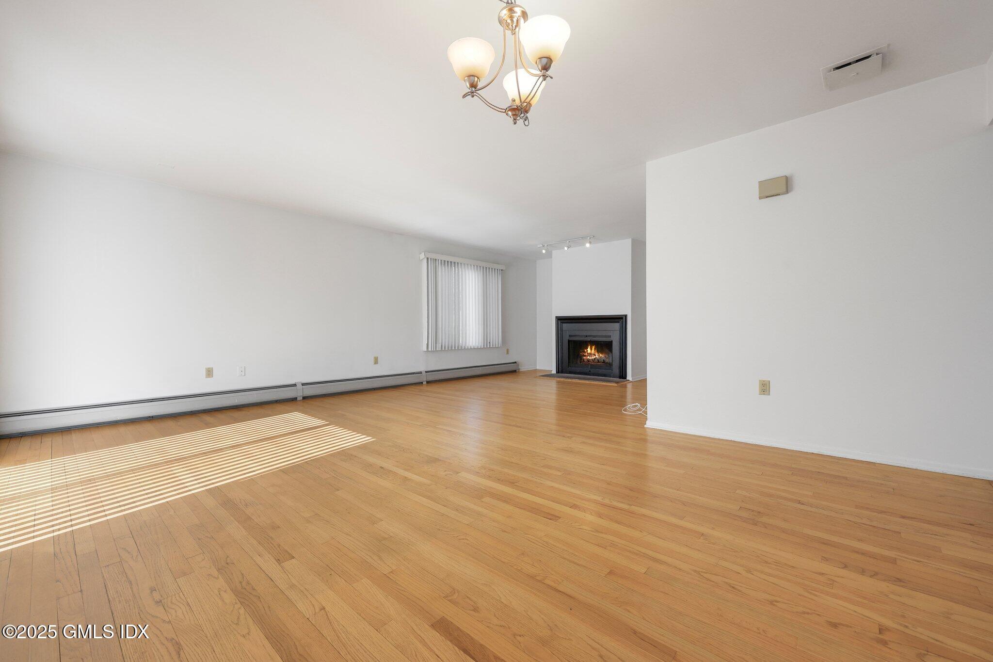 Greenwich, Connecticut 06831, United States, 2 Bedrooms Bedrooms, ,4 BathroomsBathrooms,Residential,Active,120813