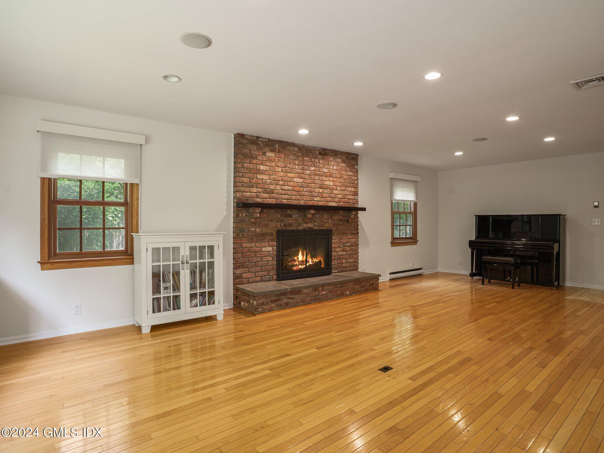 Riverside, Connecticut 06878, United States, 5 Bedrooms Bedrooms, ,3 BathroomsBathrooms,Residential,Active,155244