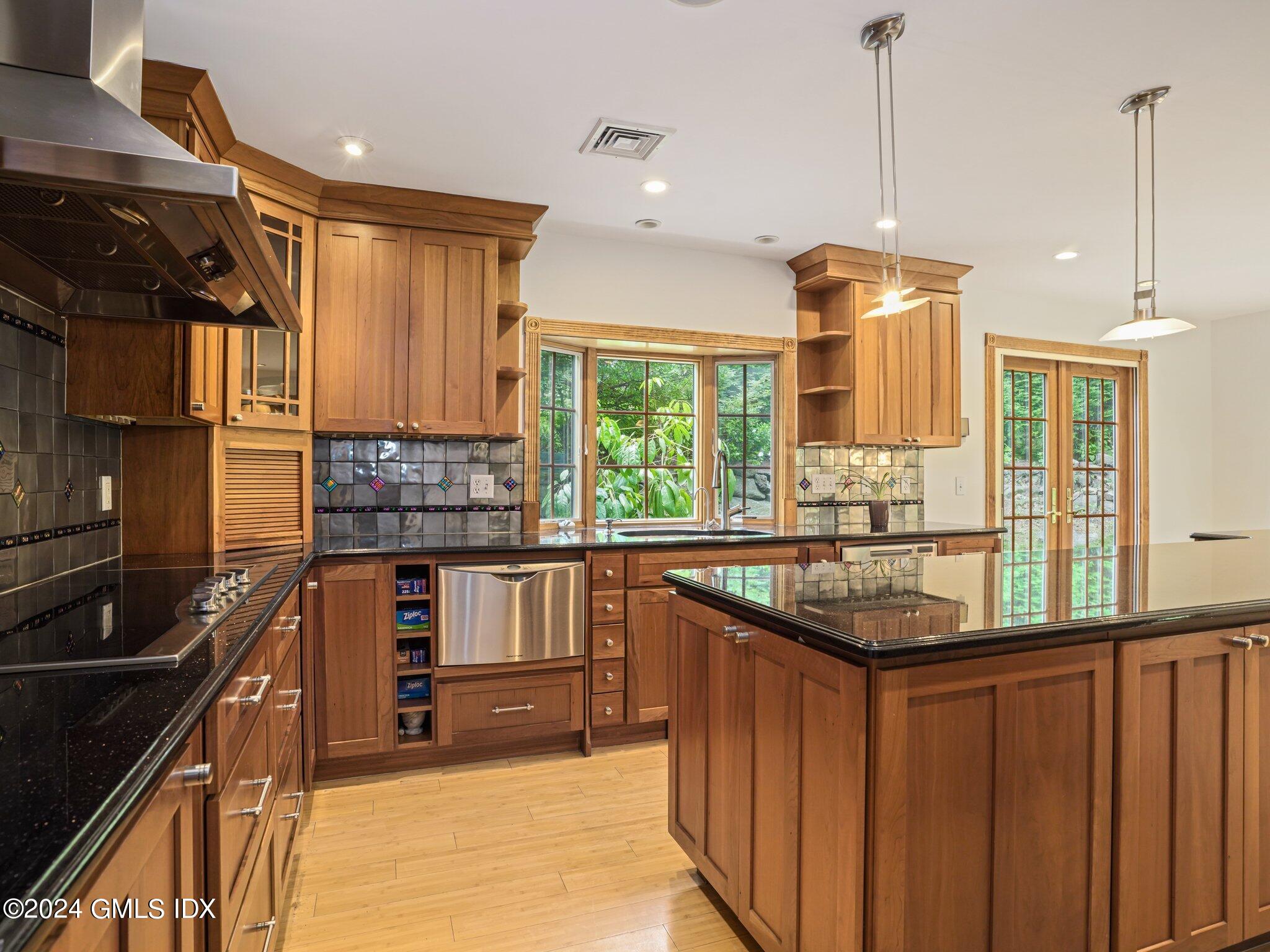 Riverside, Connecticut 06878, United States, 5 Bedrooms Bedrooms, ,3 BathroomsBathrooms,Residential,Active,155244