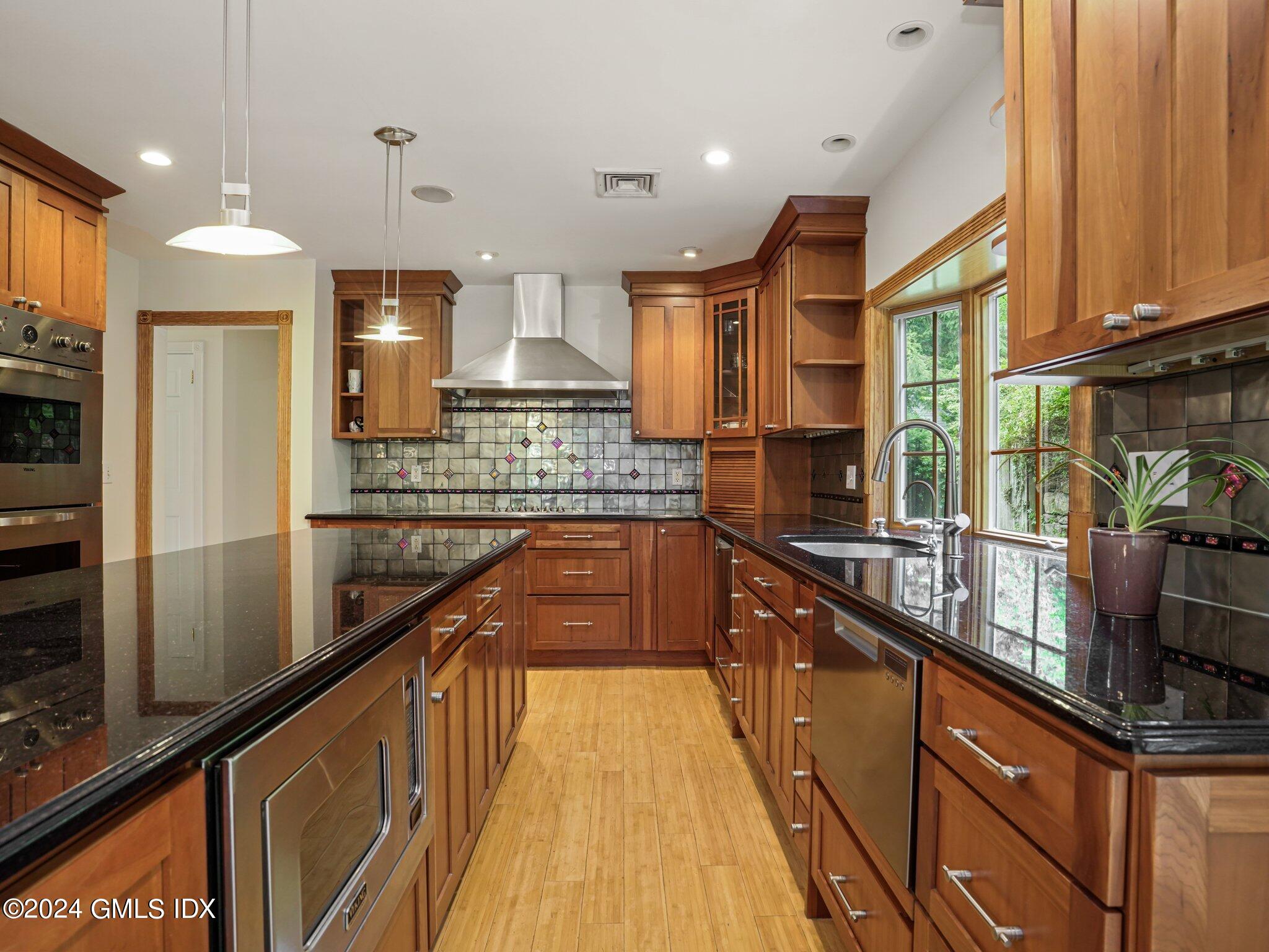 Riverside, Connecticut 06878, United States, 5 Bedrooms Bedrooms, ,3 BathroomsBathrooms,Residential,Active,155244