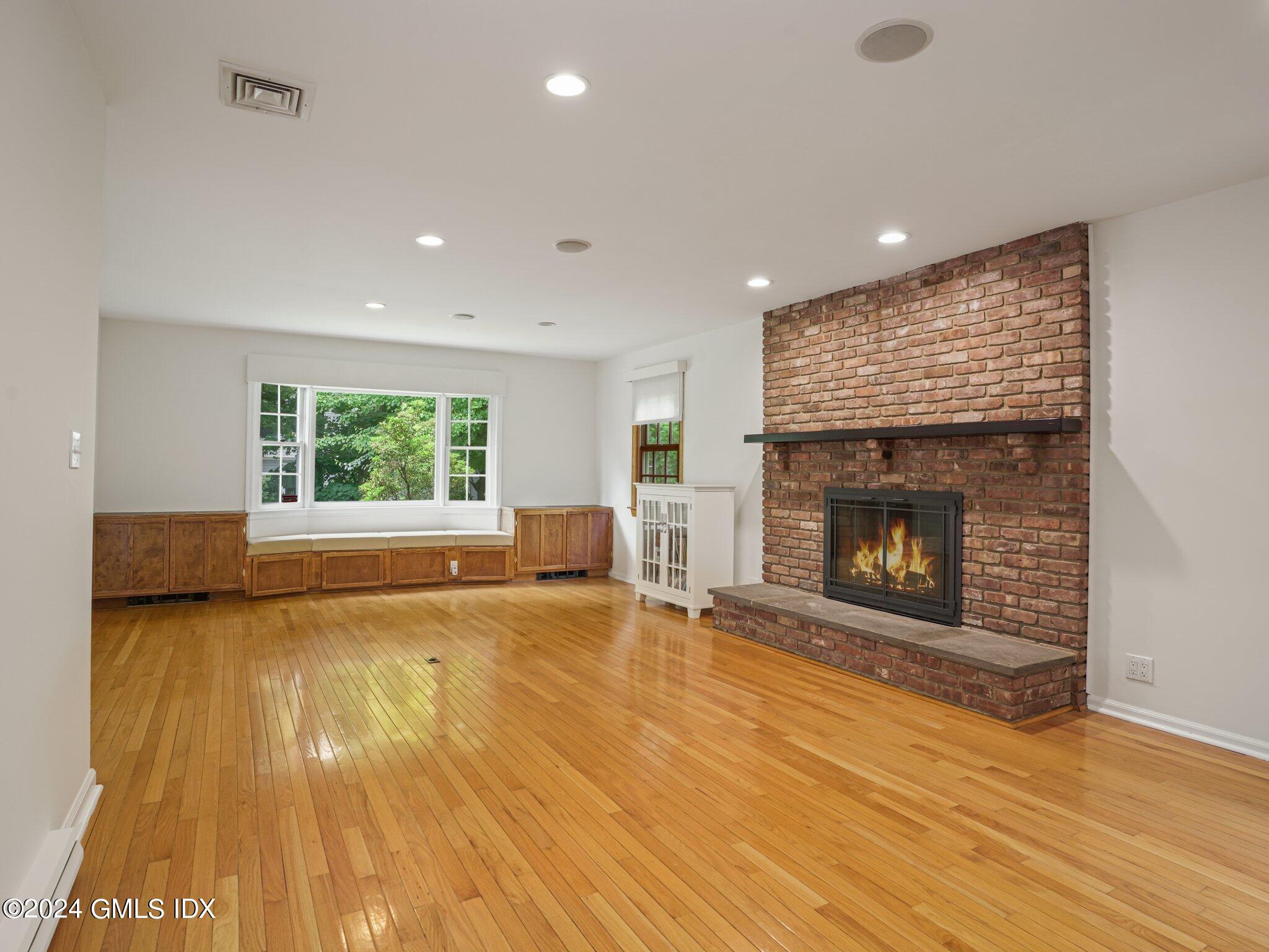 Riverside, Connecticut 06878, United States, 5 Bedrooms Bedrooms, ,3 BathroomsBathrooms,Residential,Active,155244