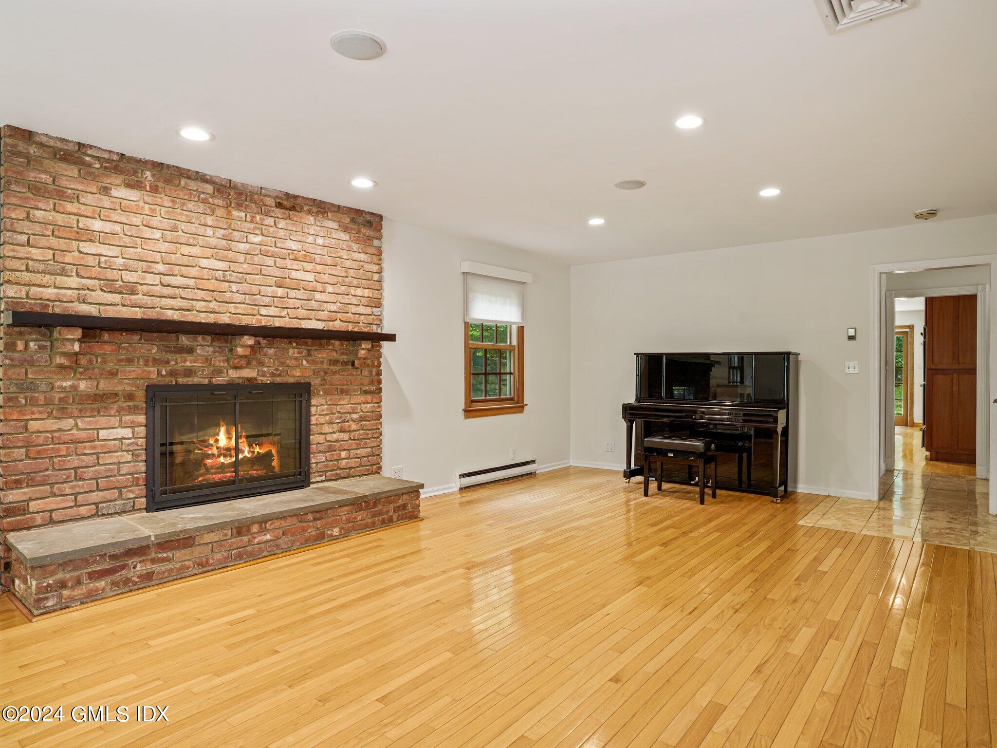 Riverside, Connecticut 06878, United States, 5 Bedrooms Bedrooms, ,3 BathroomsBathrooms,Residential,Active,155244