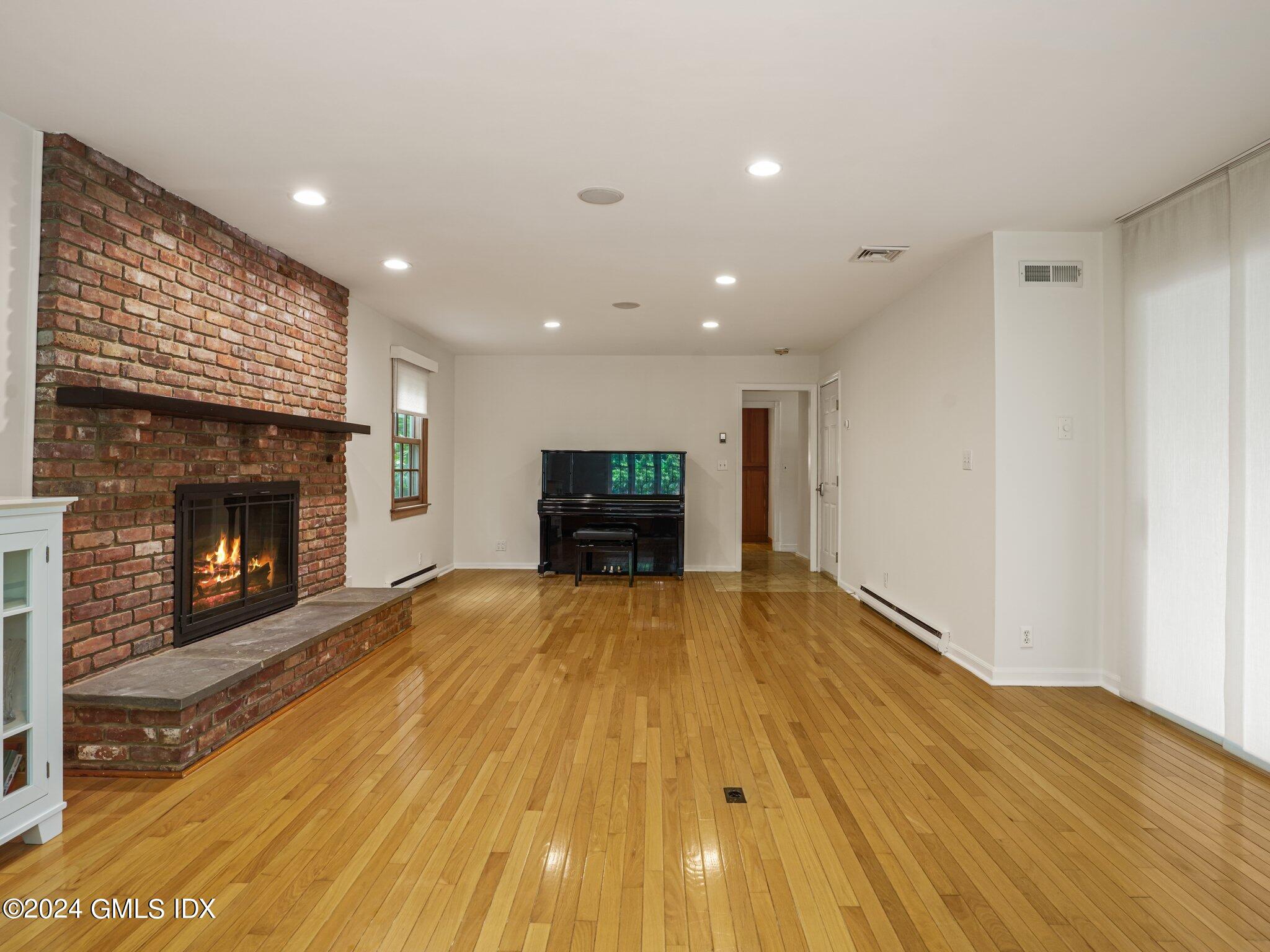 Riverside, Connecticut 06878, United States, 5 Bedrooms Bedrooms, ,3 BathroomsBathrooms,Residential,Active,155244