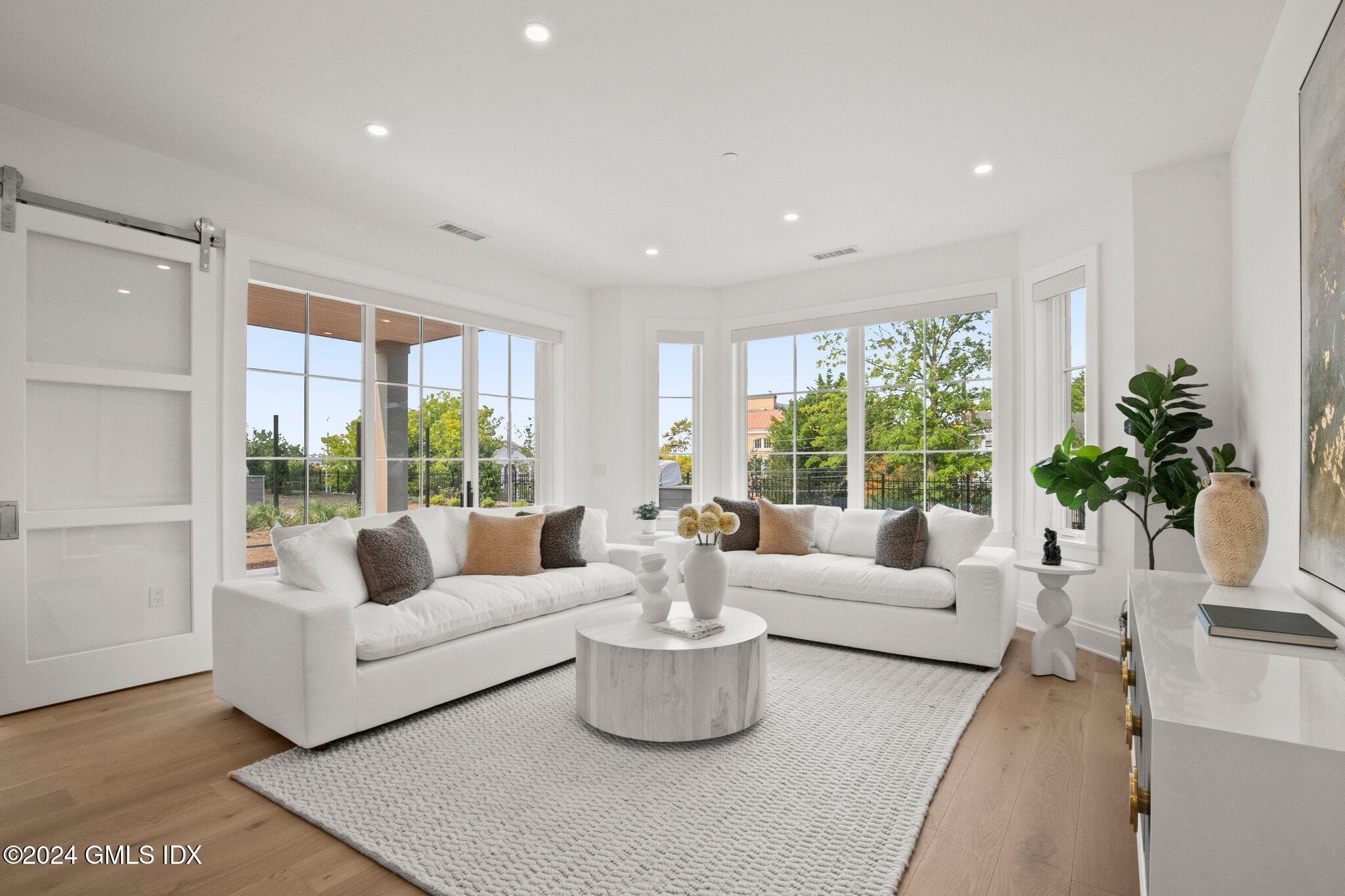 Greenwich, Connecticut 06830, United States, 2 Bedrooms Bedrooms, ,2 BathroomsBathrooms,Residential,Active,85215