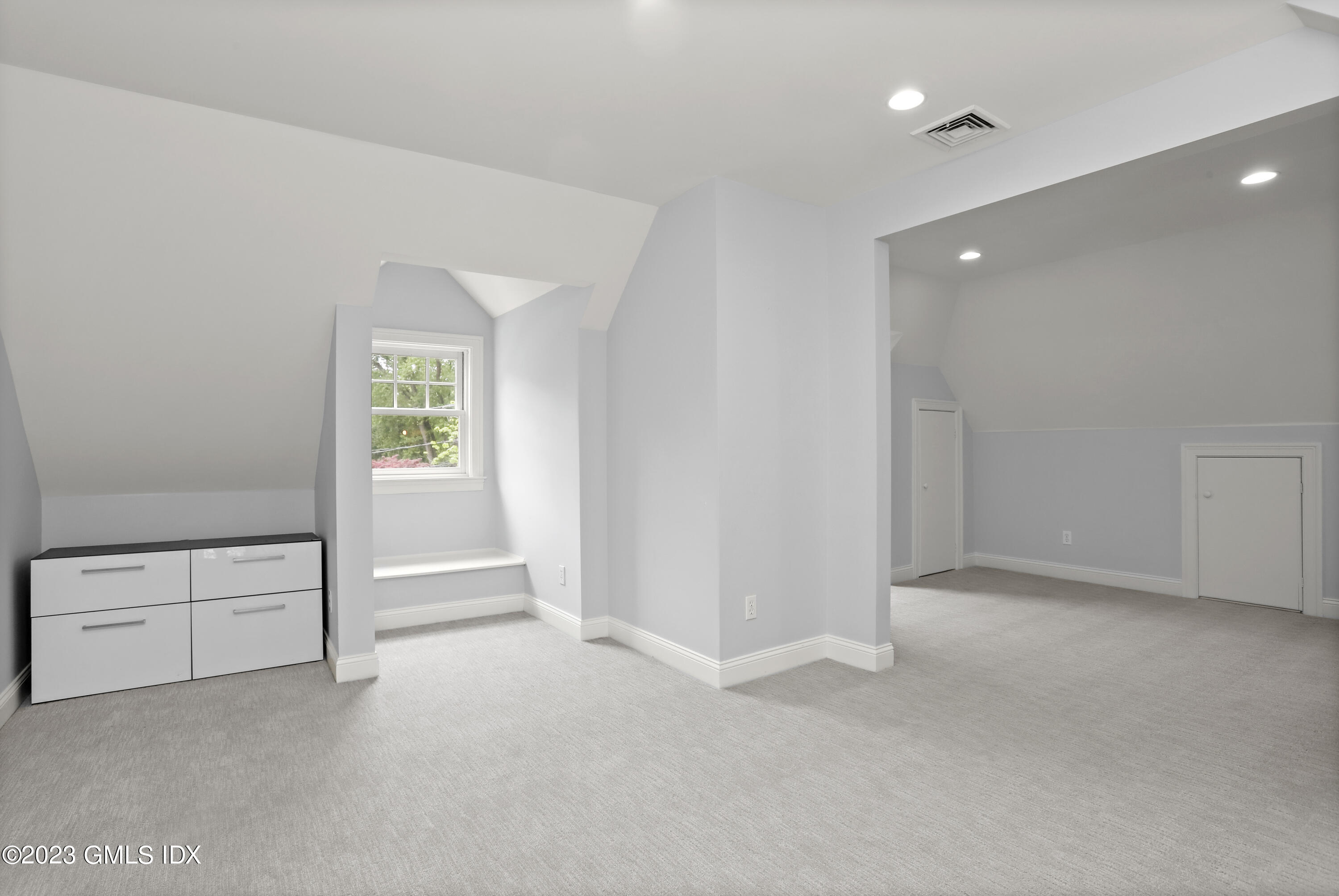 Greenwich, Connecticut 06830, United States, 5 Bedrooms Bedrooms, ,6 BathroomsBathrooms,Residential,Active,90998