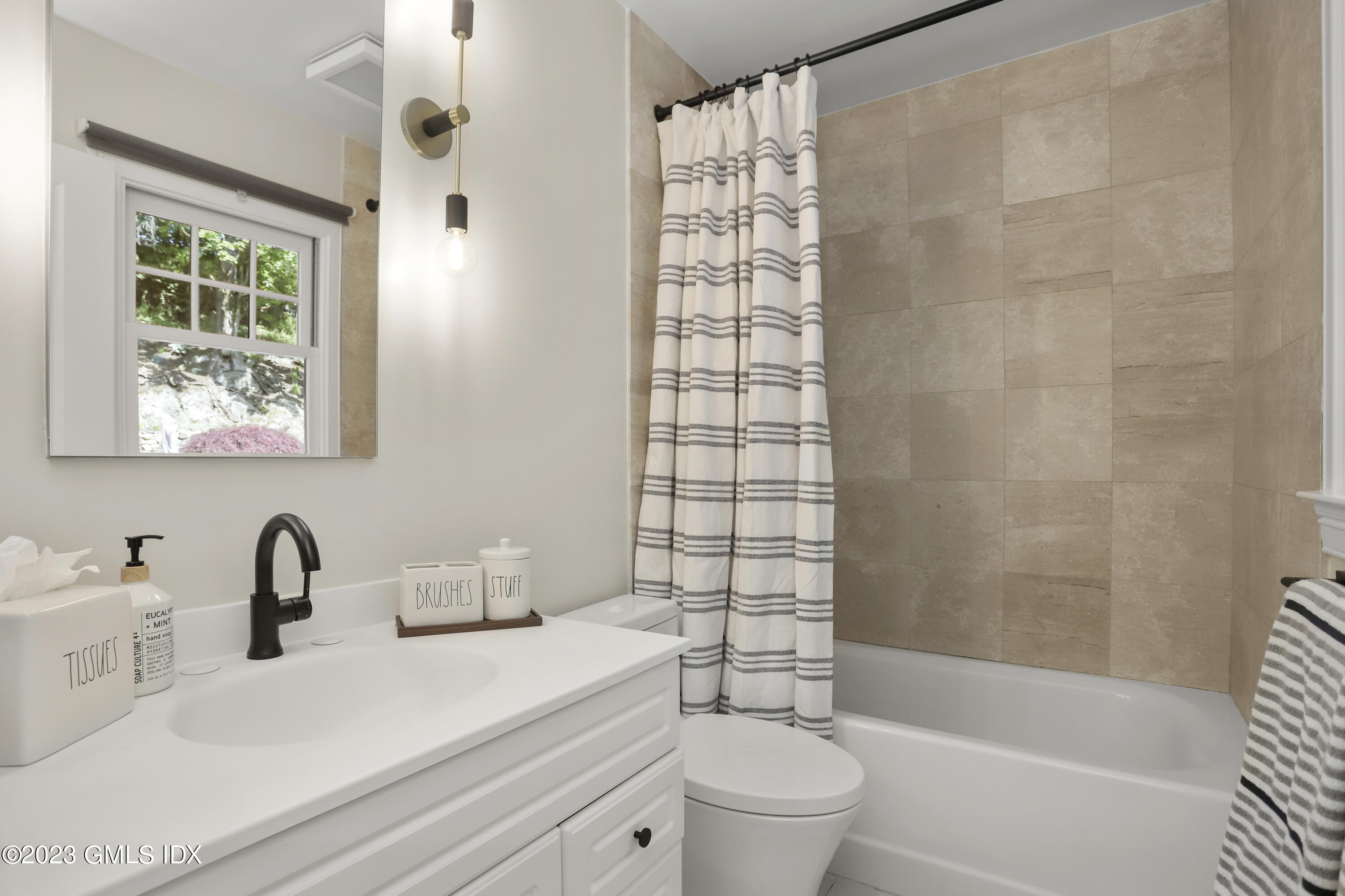 Greenwich, Connecticut 06830, United States, 5 Bedrooms Bedrooms, ,6 BathroomsBathrooms,Residential,Active,90998