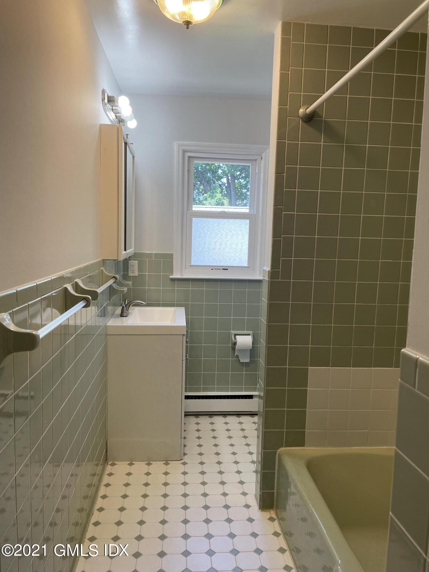 Greenwich, Connecticut 06830, United States, 2 Bedrooms Bedrooms, ,2 BathroomsBathrooms,Residential,Active,127999