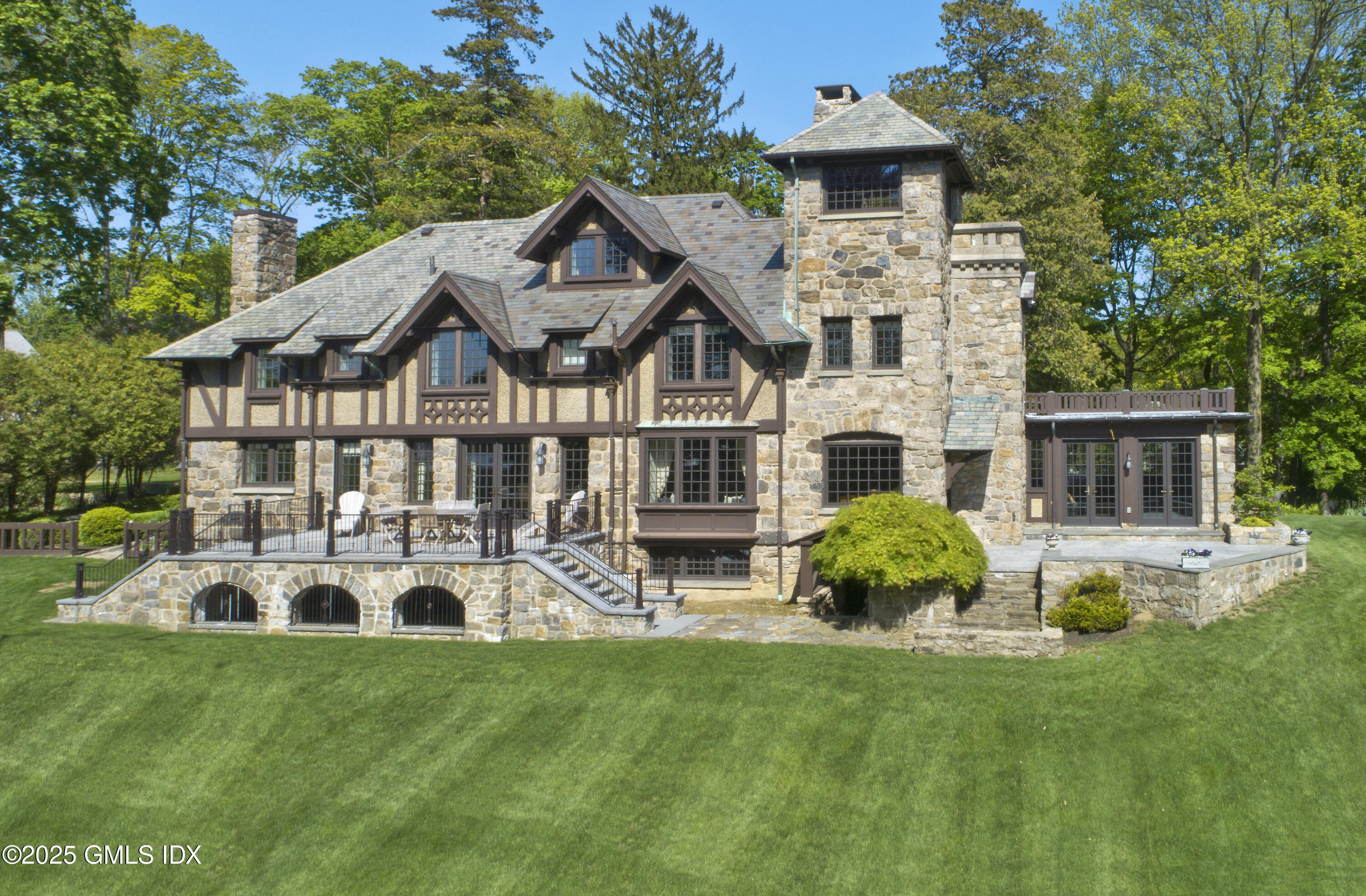 47 Carriglea Drive, Riverside, Connecticut - 5 Bedrooms  
6 Bathrooms - 