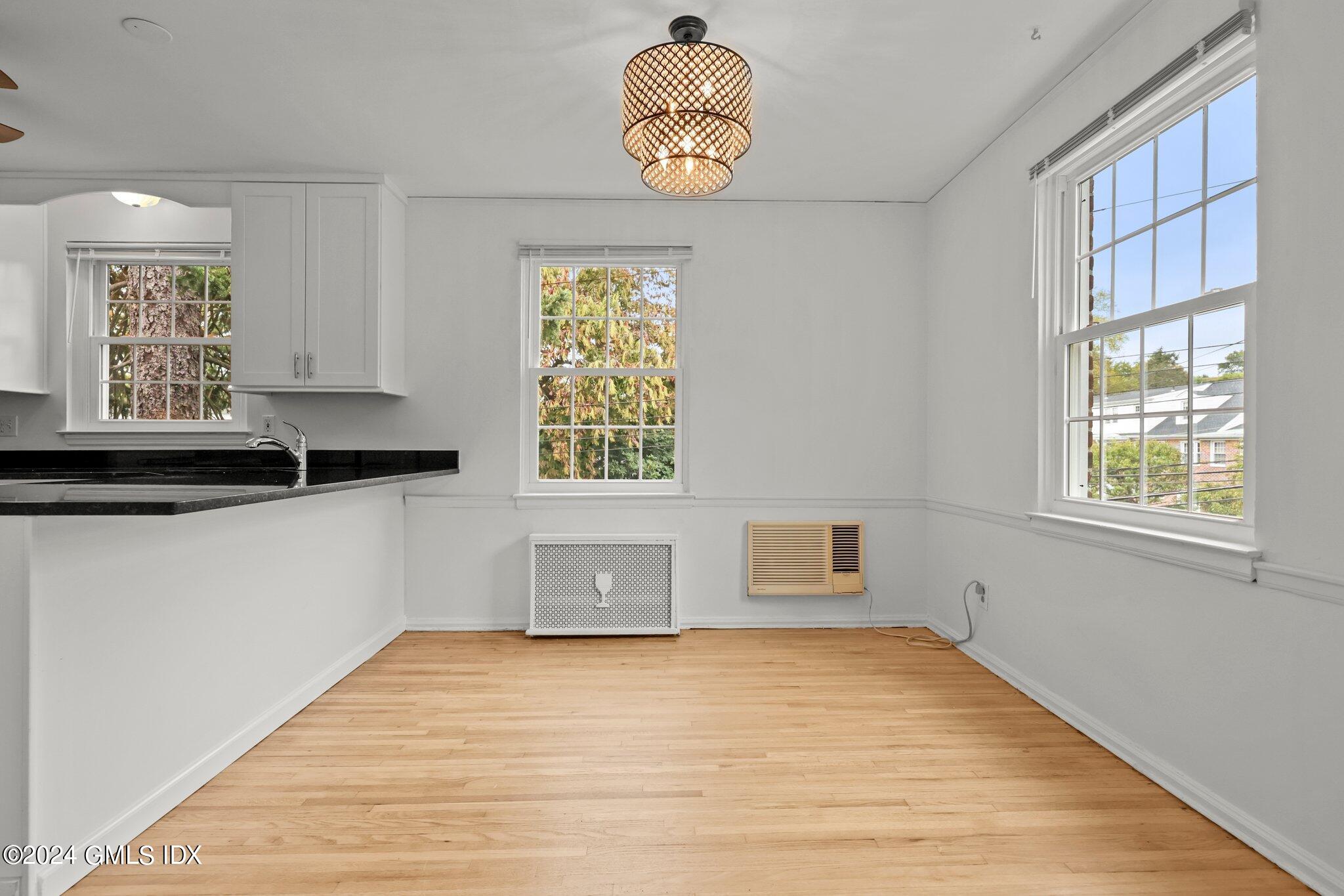 Greenwich, Connecticut 06830, United States, 2 Bedrooms Bedrooms, ,1 BathroomBathrooms,Residential,Pending,39106