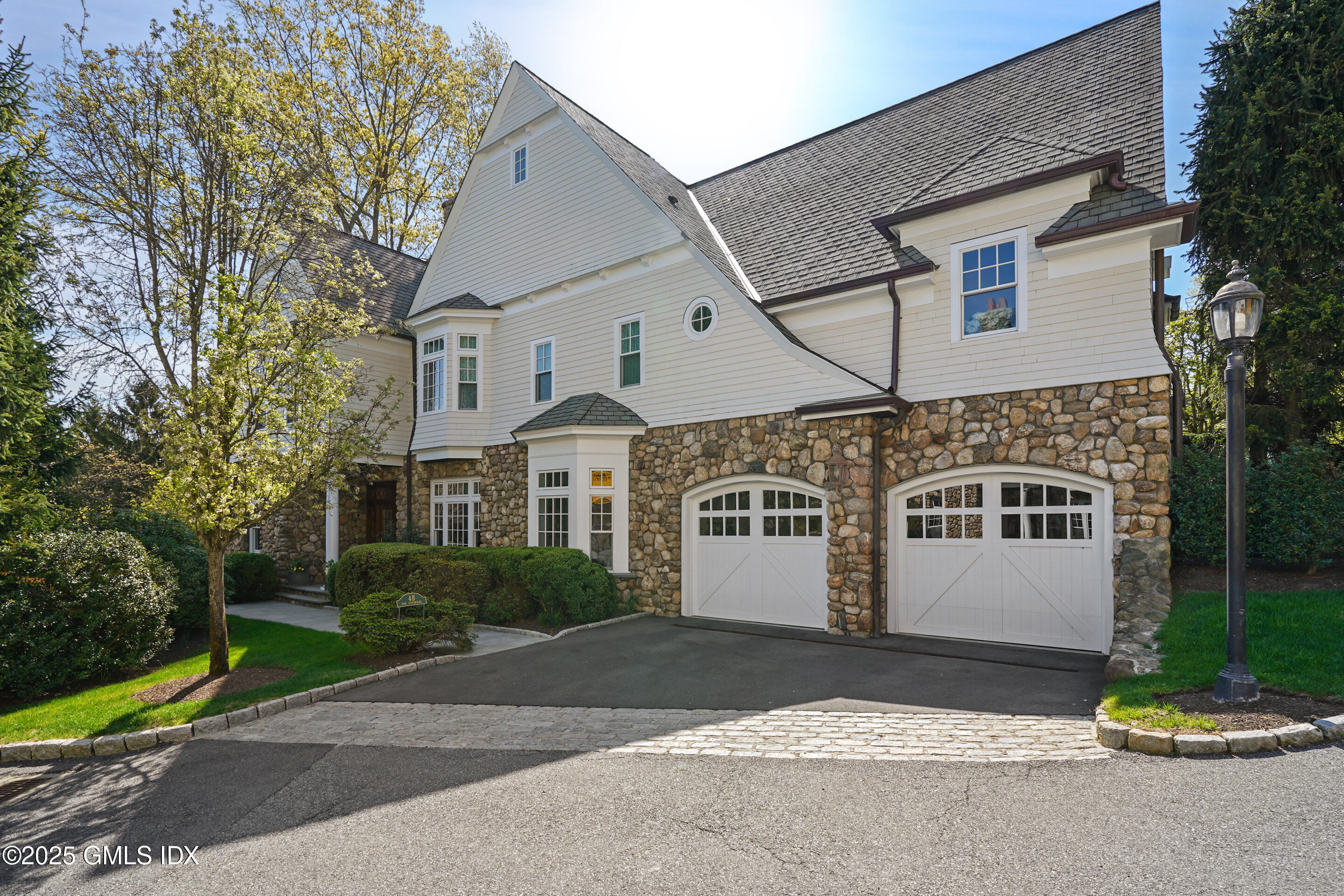 10 Edgewood Drive, Greenwich, Connecticut - 3 Bedrooms  
5 Bathrooms - 