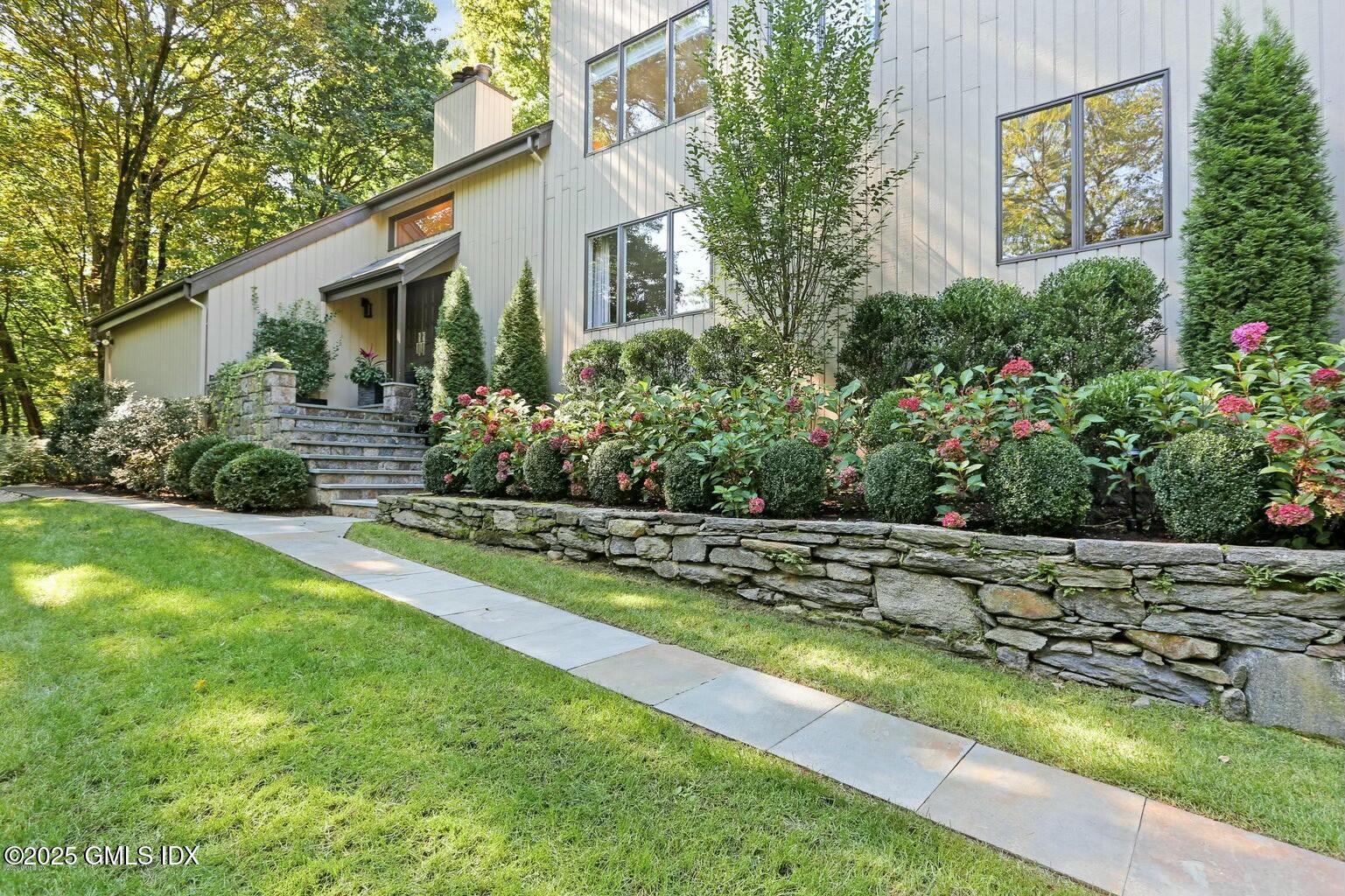 10 Stepping Stone Lane, Greenwich, Connecticut - 5 Bedrooms  
4 Bathrooms - 