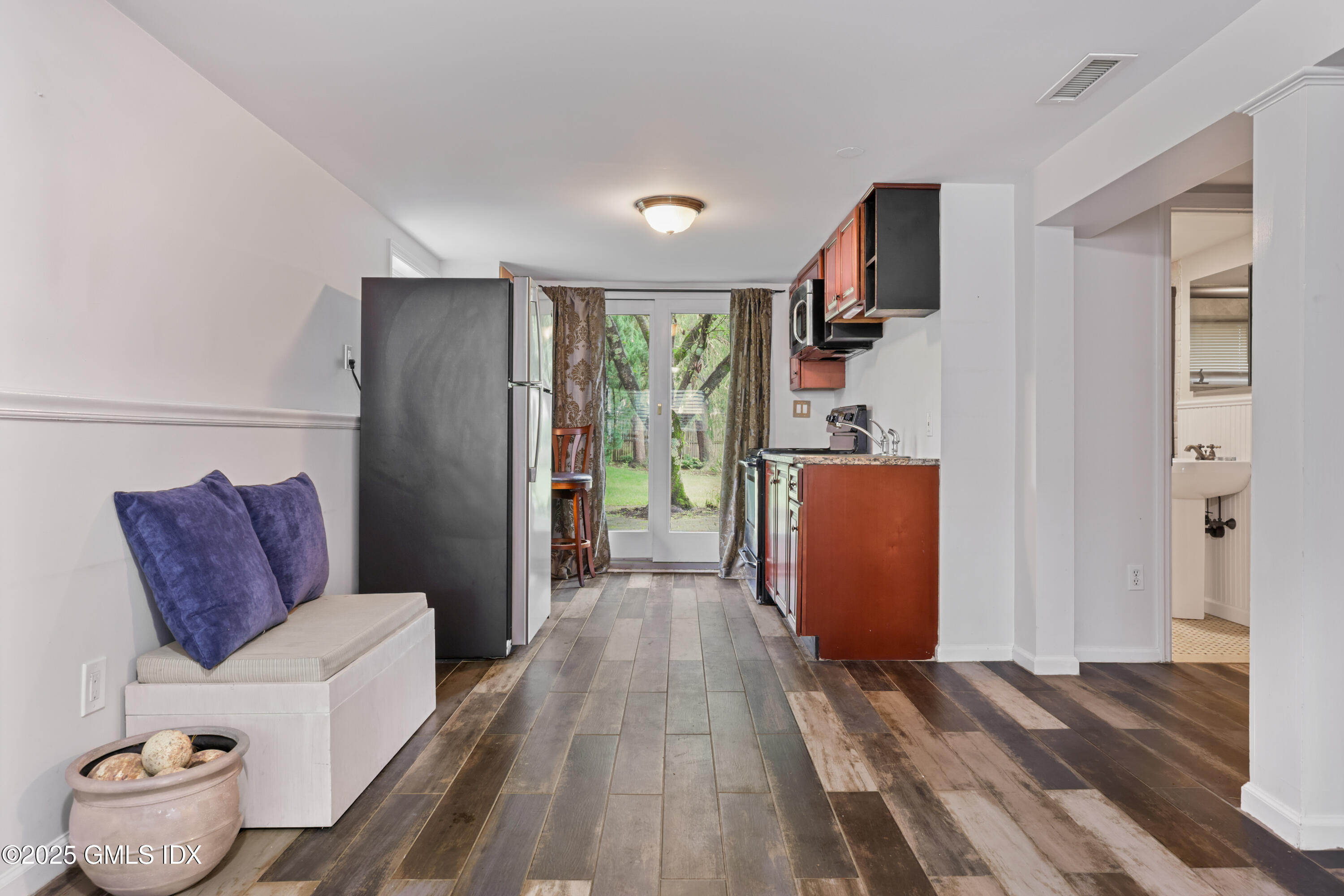 Riverside, Connecticut 06878, United States, 1 Bedroom Bedrooms, ,1 BathroomBathrooms,Residential,Active,156781