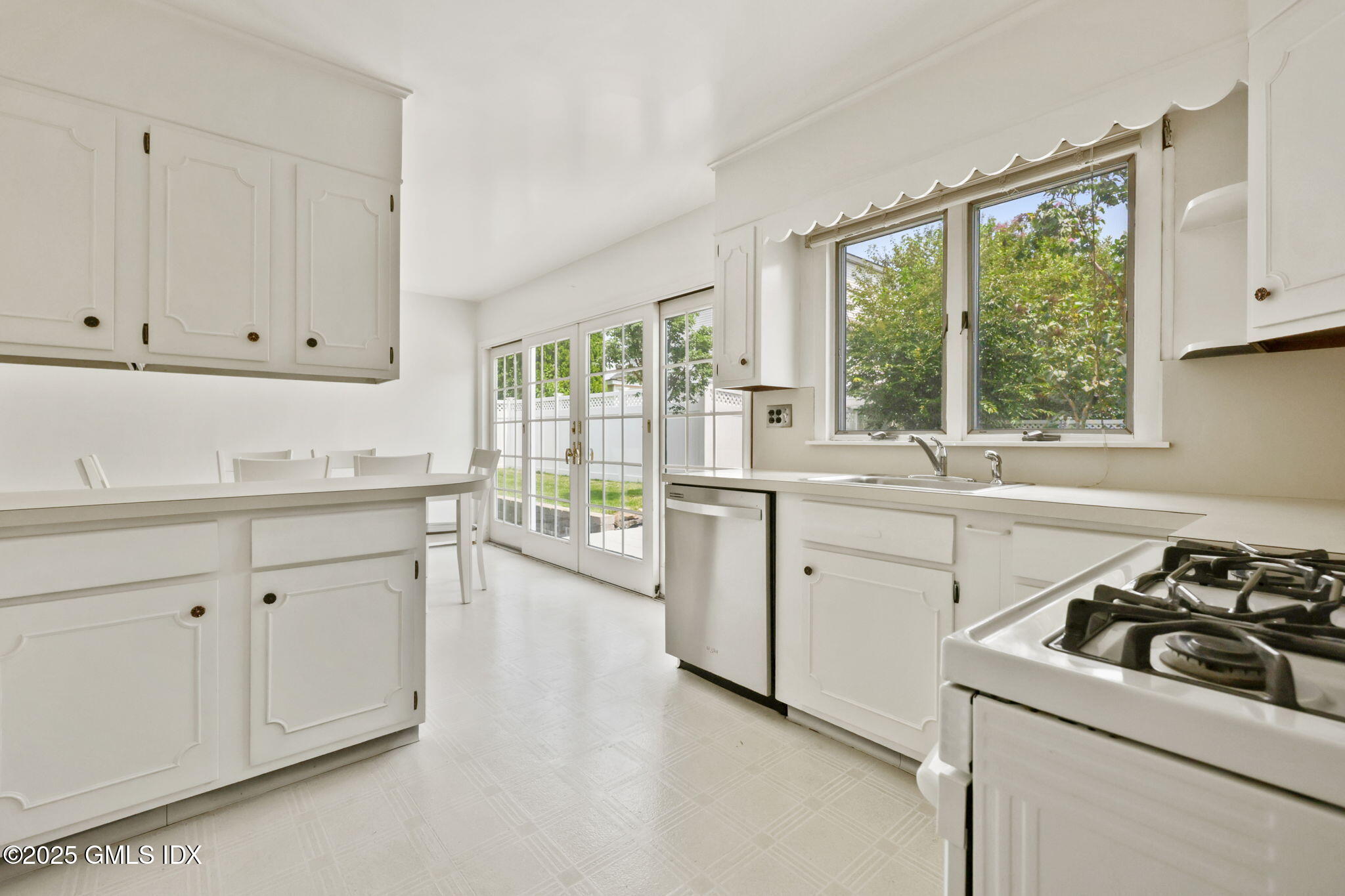 Greenwich, Connecticut 06831, United States, 4 Bedrooms Bedrooms, ,3 BathroomsBathrooms,Residential,Active,175834