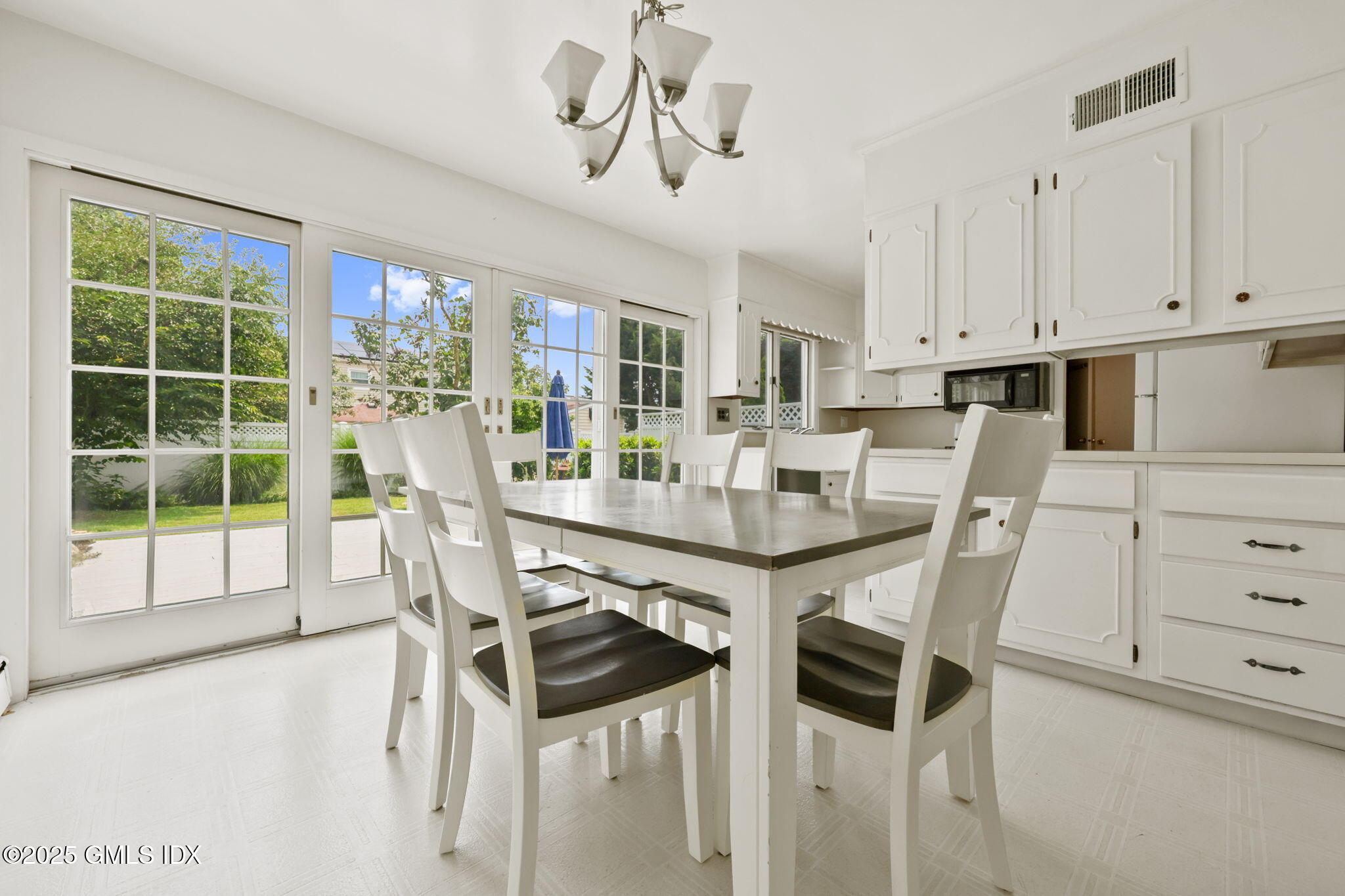 Greenwich, Connecticut 06831, United States, 4 Bedrooms Bedrooms, ,3 BathroomsBathrooms,Residential,Active,175834