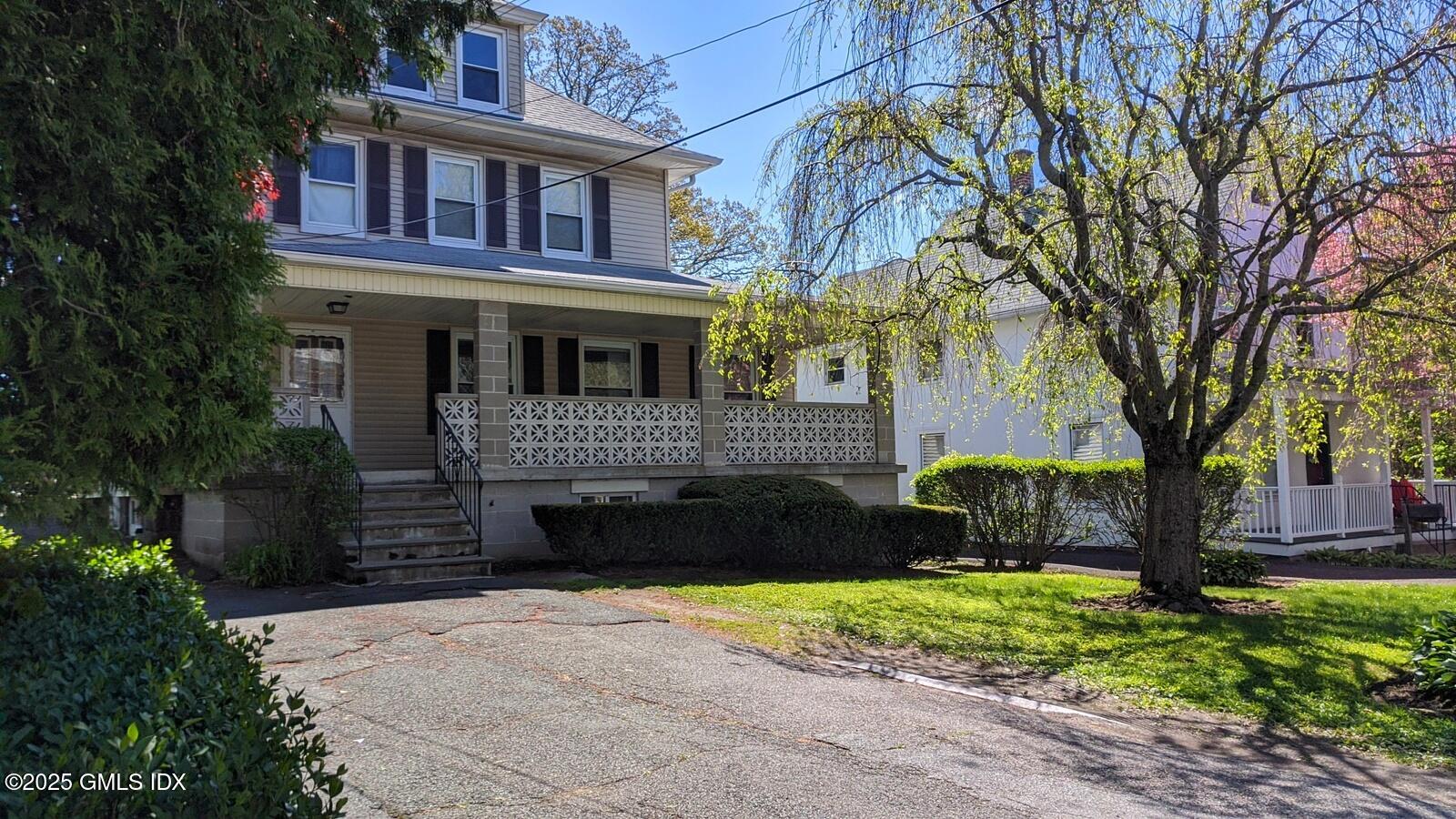 31 Edgewood Avenue, Greenwich, Connecticut - 2 Bedrooms  
2 Bathrooms - 