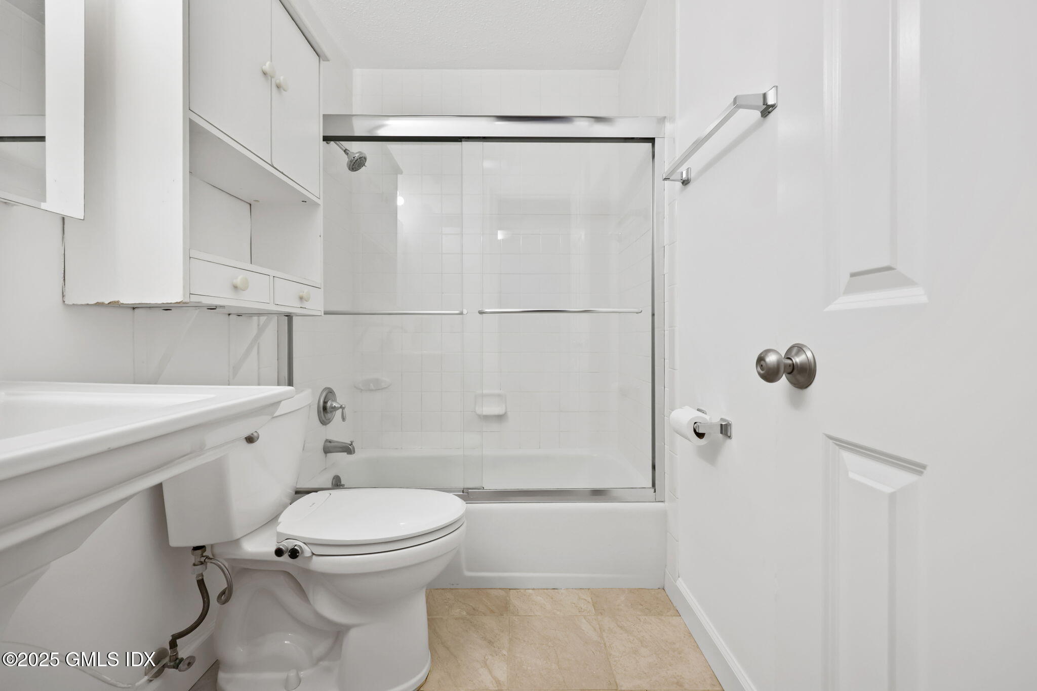 Greenwich, Connecticut 06830, United States, 2 Bedrooms Bedrooms, ,2 BathroomsBathrooms,Residential,Active,255252