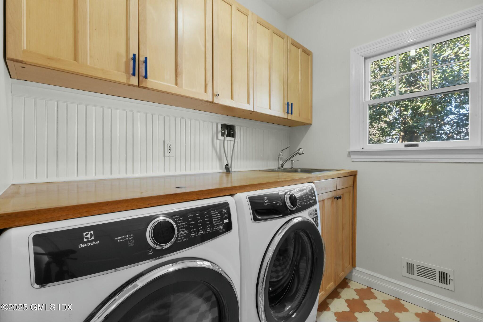 Old Greenwich, Connecticut 06870, United States, 7 Bedrooms Bedrooms, ,7 BathroomsBathrooms,Residential,Pending,109899