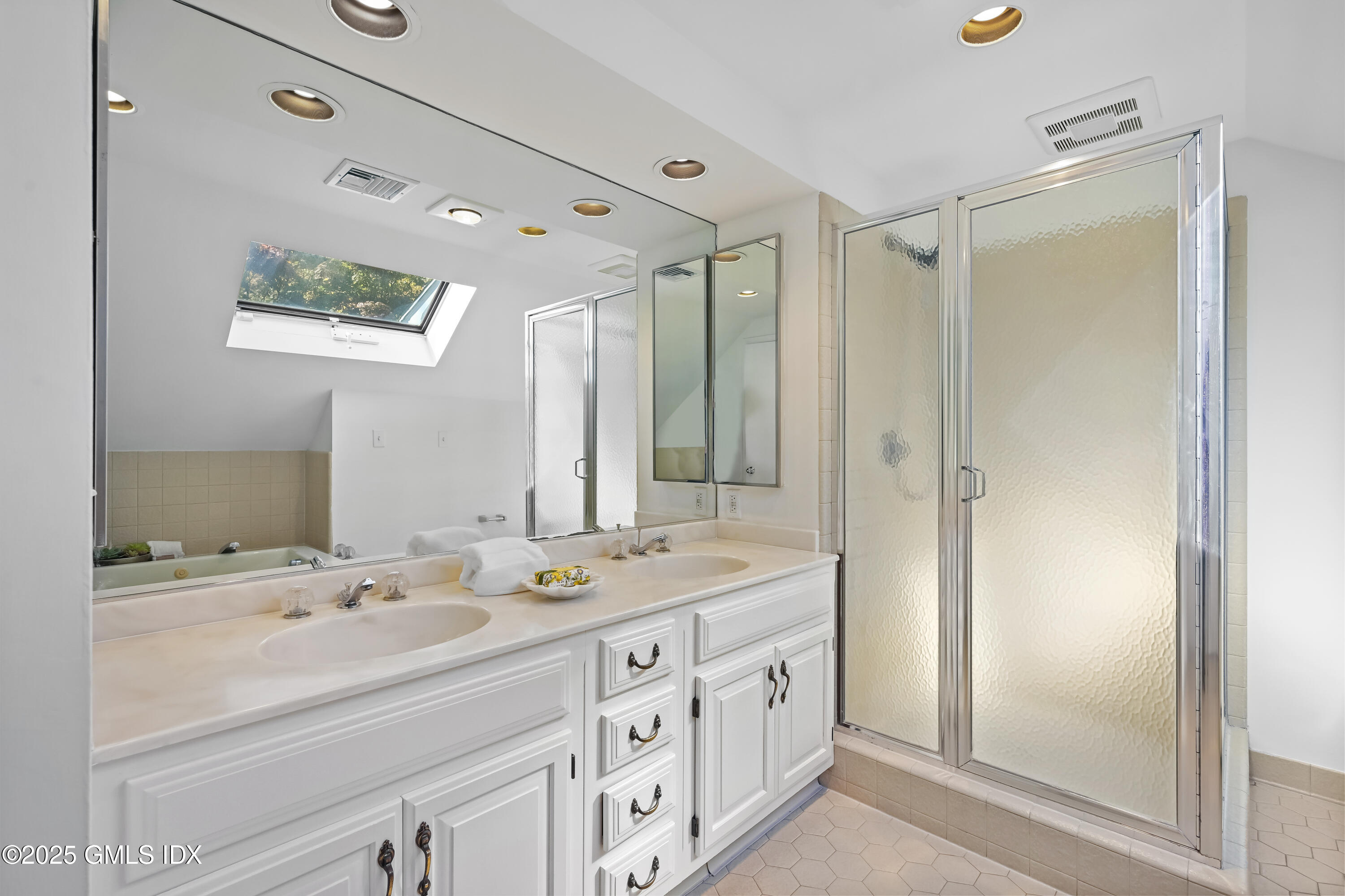 Greenwich, Connecticut 06831, United States, 4 Bedrooms Bedrooms, ,5 BathroomsBathrooms,Residential,Active,232764