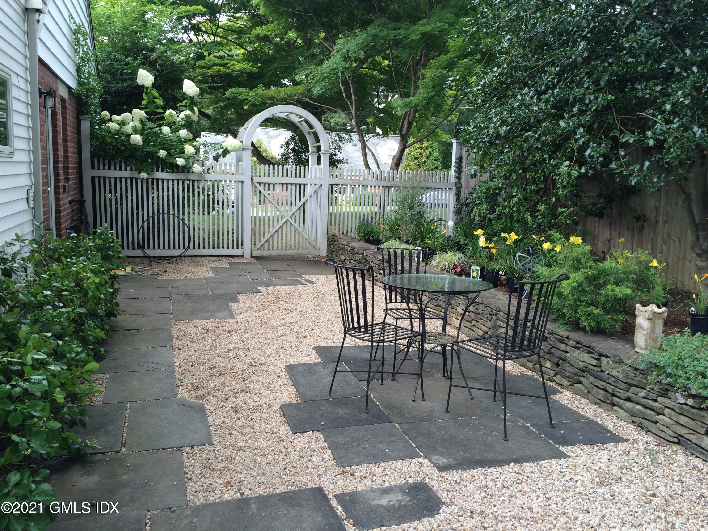 Old Greenwich, Connecticut 06870, United States, 5 Bedrooms Bedrooms, ,3 BathroomsBathrooms,Residential,Active,153815