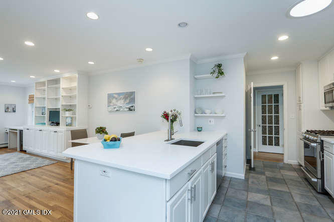 Old Greenwich, Connecticut 06870, United States, 5 Bedrooms Bedrooms, ,3 BathroomsBathrooms,Residential,Active,153815