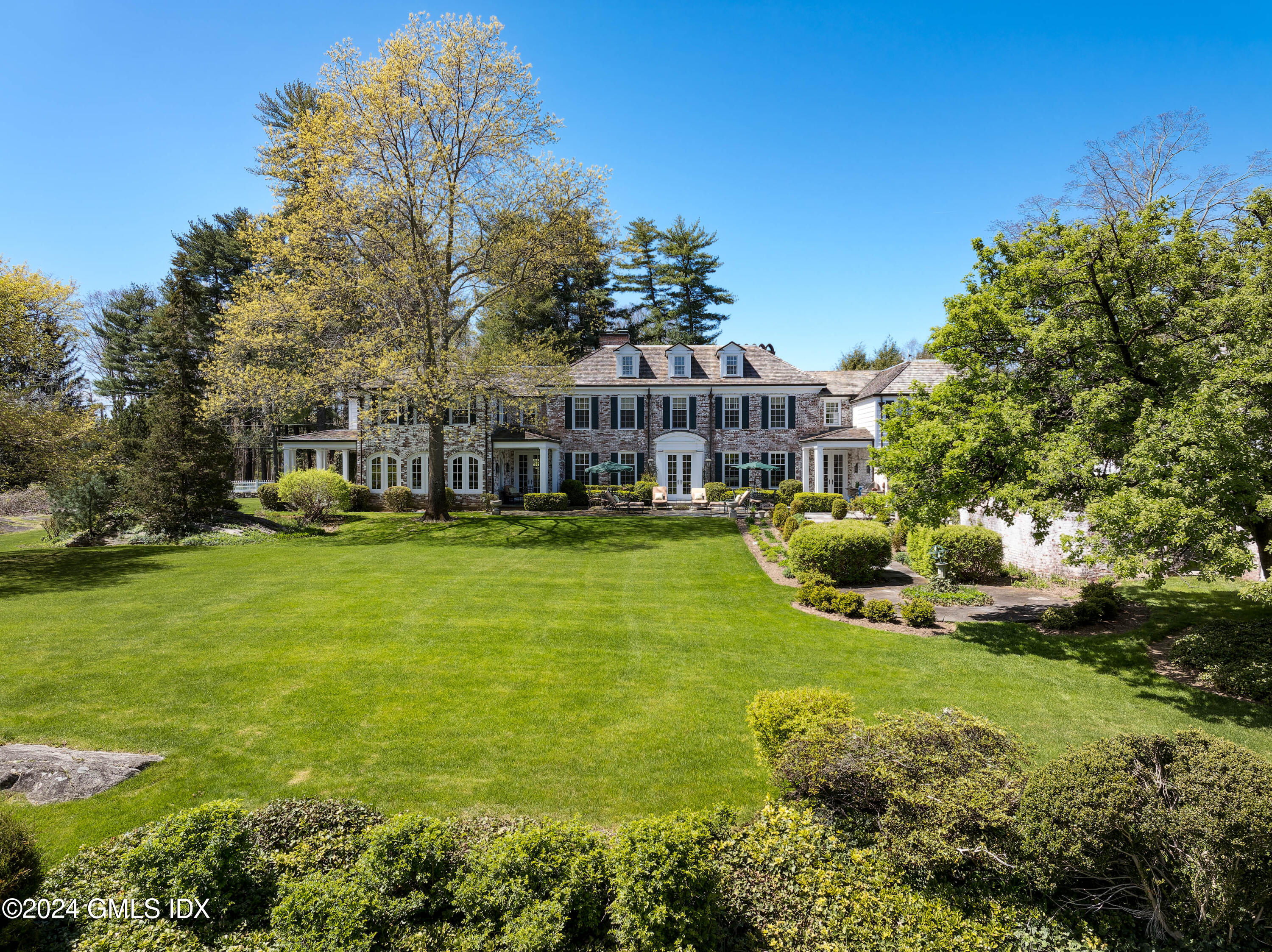 375 Round Hill Road, Greenwich, Connecticut - 7 Bedrooms  
7.5 Bathrooms - 