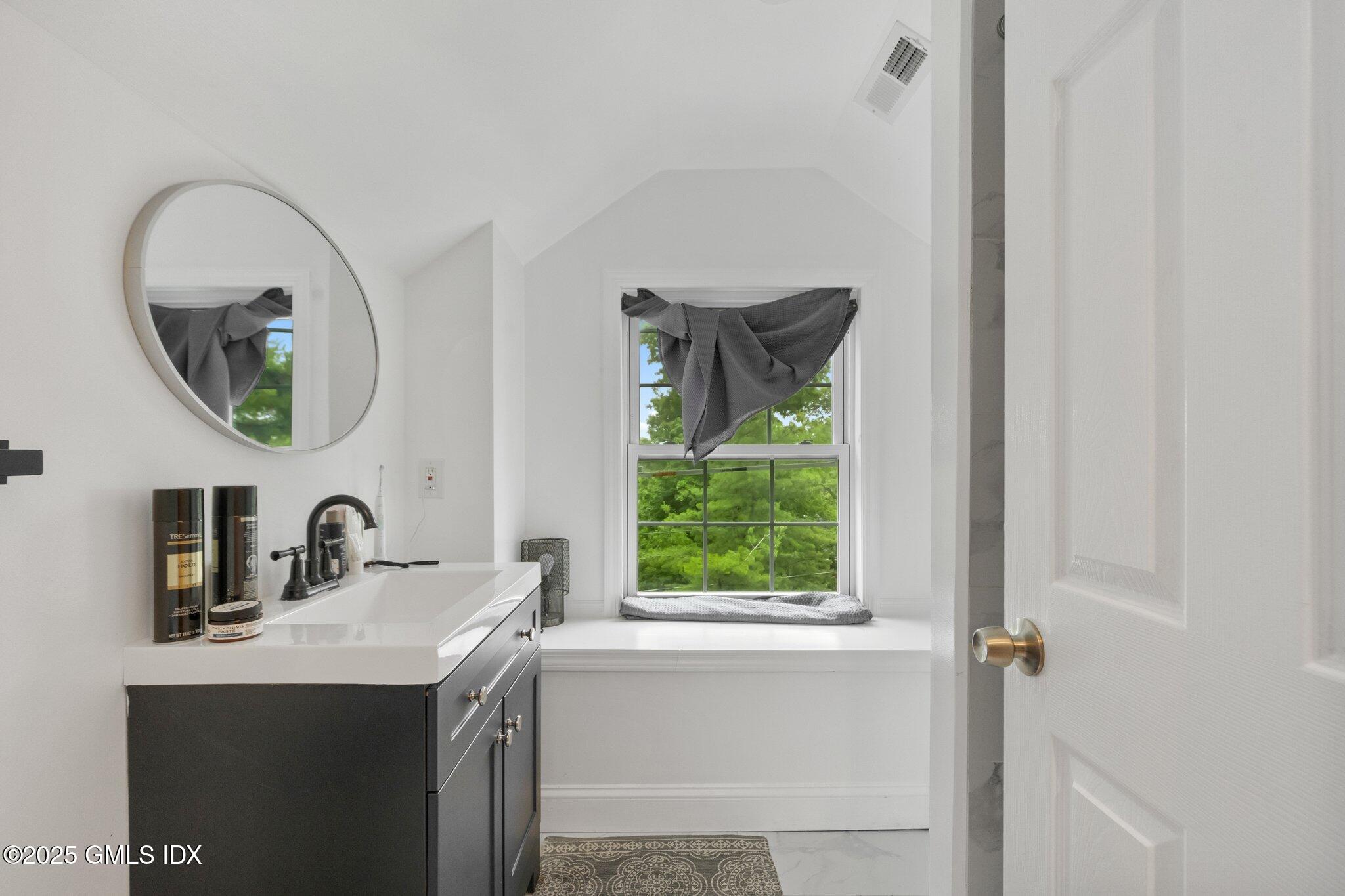 Stamford, Connecticut 06906, United States, 4 Bedrooms Bedrooms, ,4 BathroomsBathrooms,Residential,Active,164566