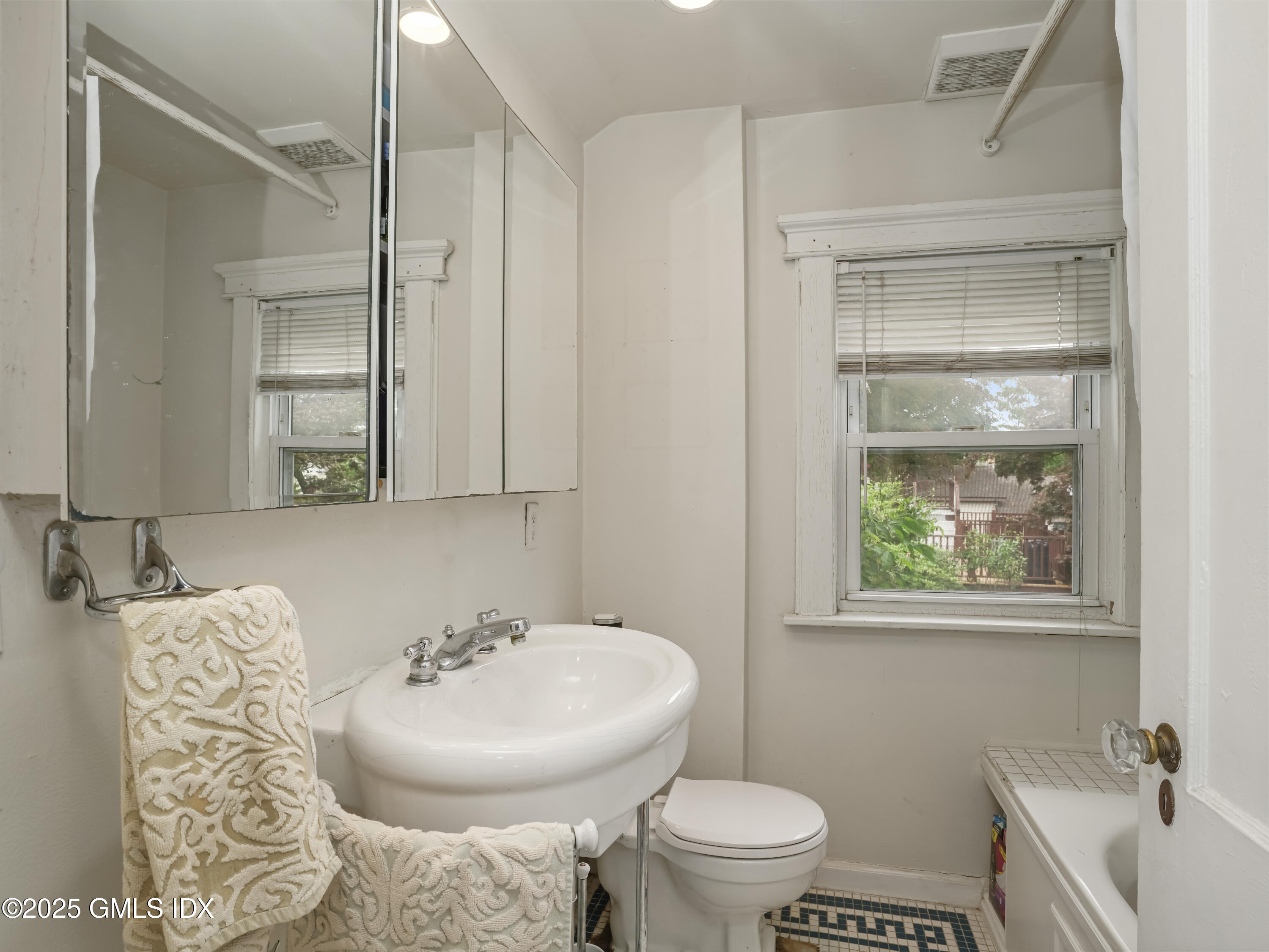 Greenwich, Connecticut 06831, United States, 2 Bedrooms Bedrooms, ,1 BathroomBathrooms,Residential,Active,150817