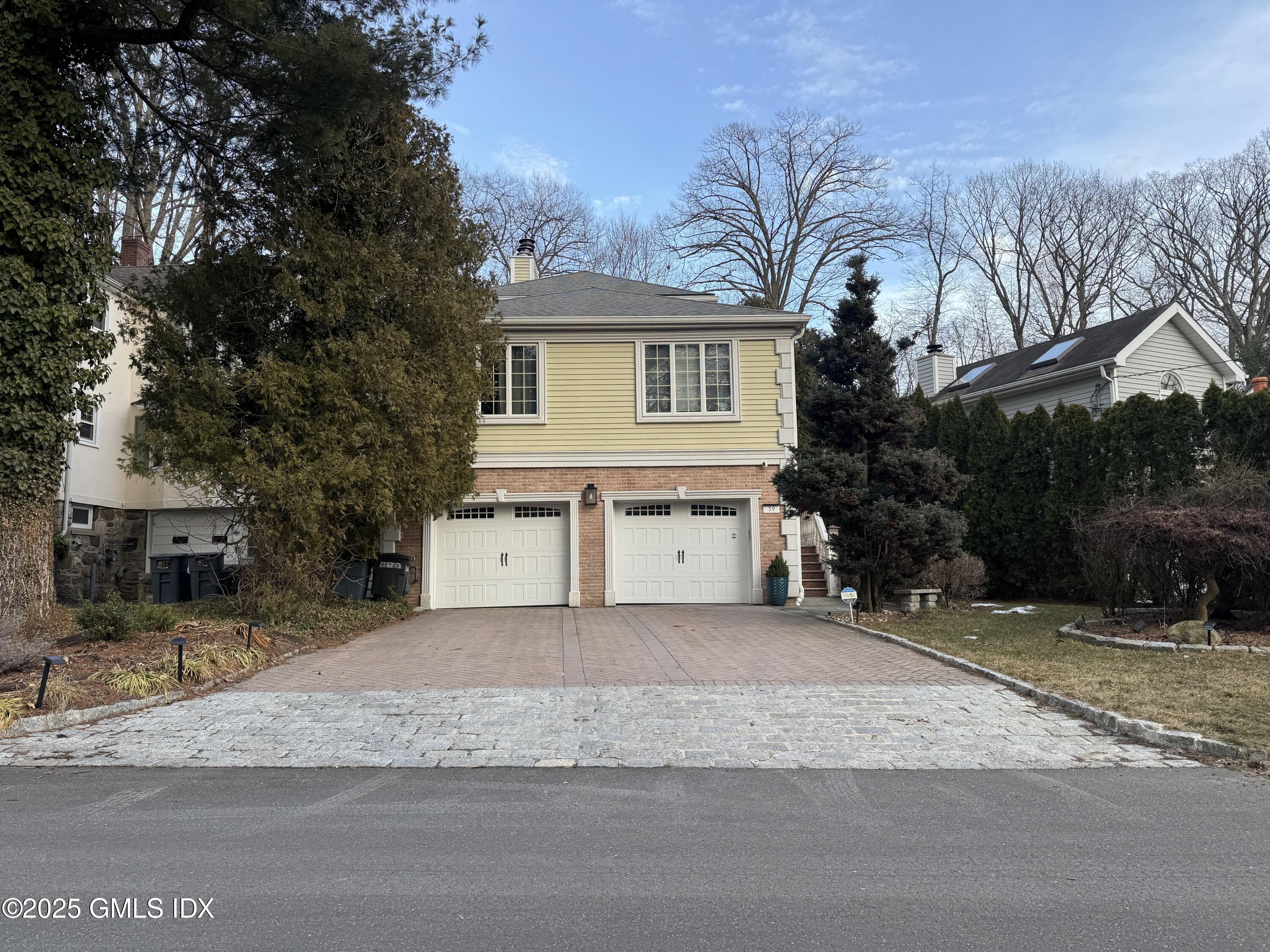 39 Center Drive, Old Greenwich, Connecticut - 4 Bedrooms  
4.5 Bathrooms - 