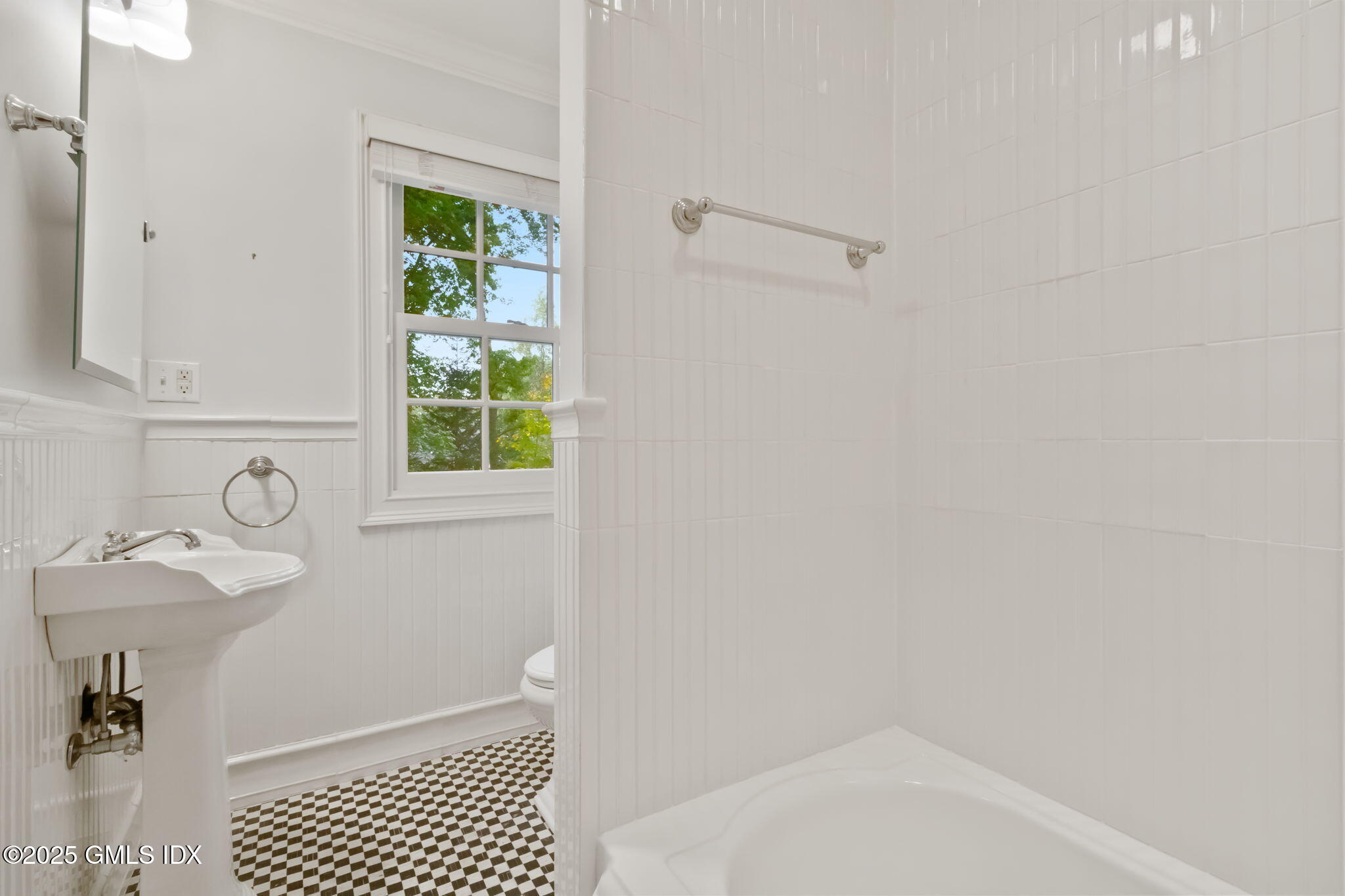 Riverside, Connecticut 06878, United States, 4 Bedrooms Bedrooms, ,5 BathroomsBathrooms,Residential,Pending,227267