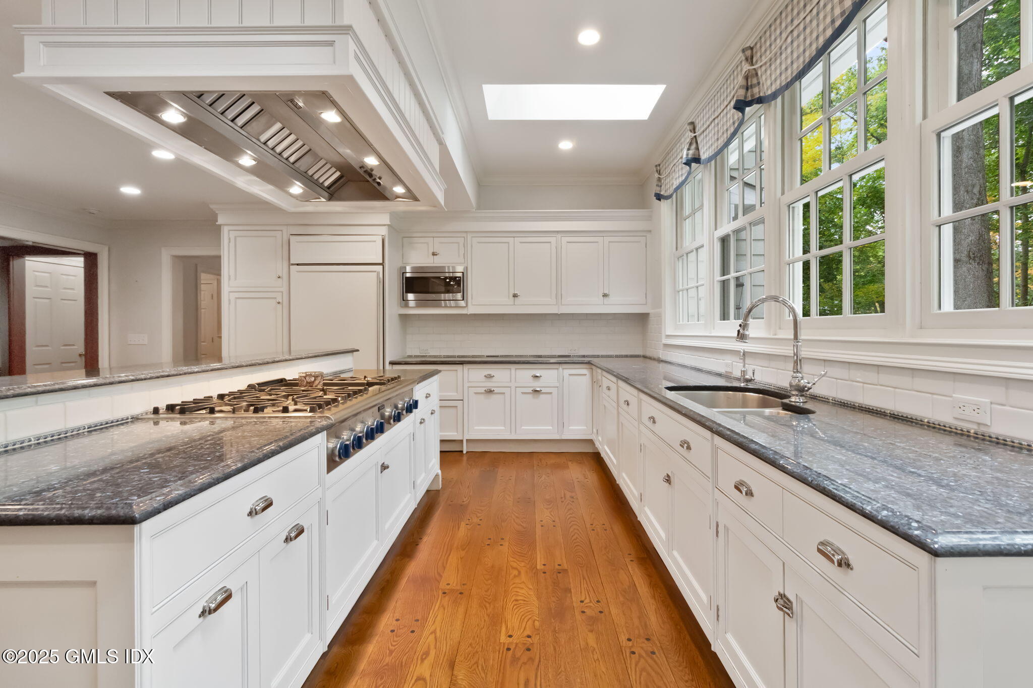 Riverside, Connecticut 06878, United States, 4 Bedrooms Bedrooms, ,5 BathroomsBathrooms,Residential,Pending,227267