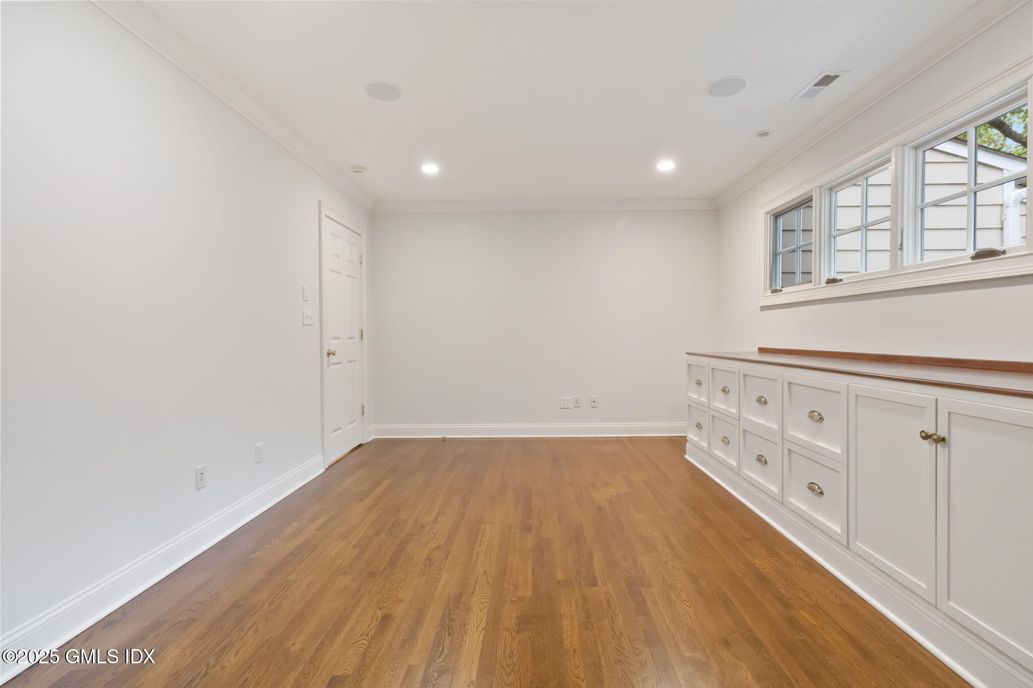 Riverside, Connecticut 06878, United States, 4 Bedrooms Bedrooms, ,5 BathroomsBathrooms,Residential,Pending,227267