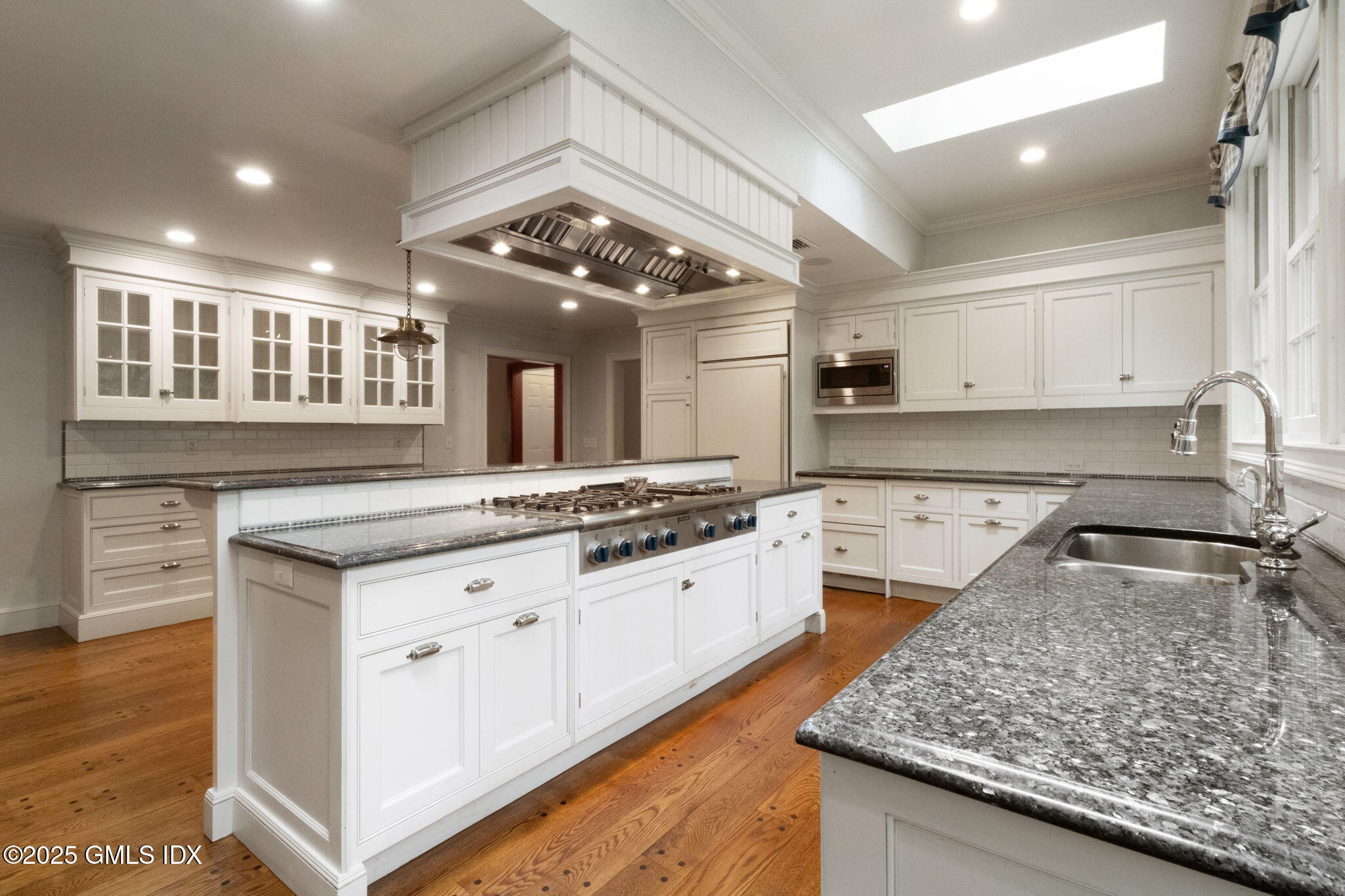 Riverside, Connecticut 06878, United States, 4 Bedrooms Bedrooms, ,5 BathroomsBathrooms,Residential,Pending,227267