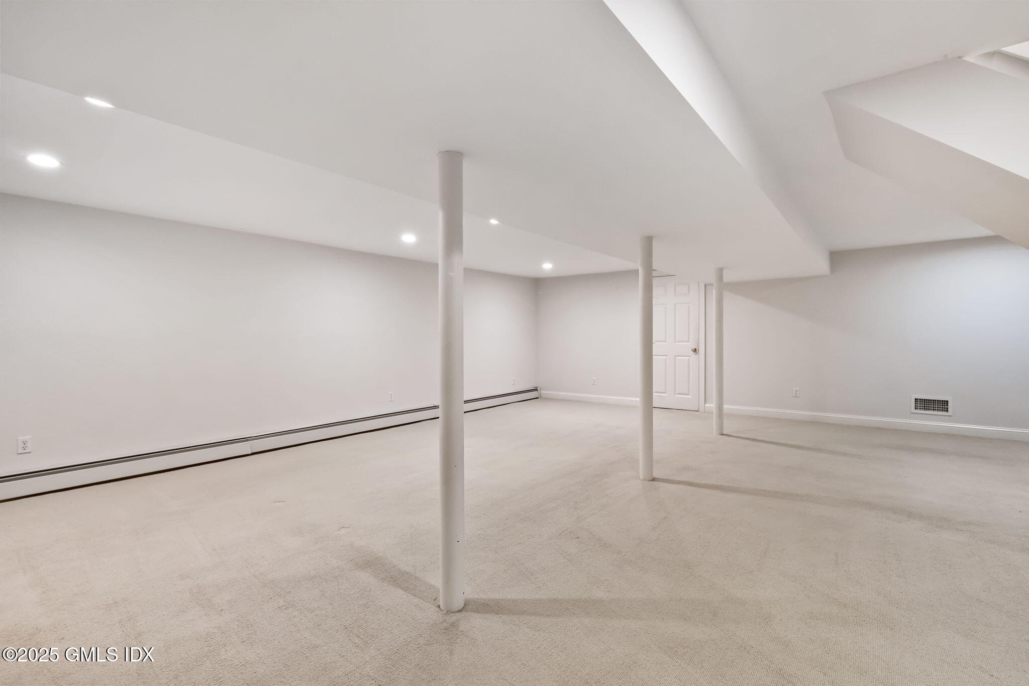 Riverside, Connecticut 06878, United States, 4 Bedrooms Bedrooms, ,5 BathroomsBathrooms,Residential,Pending,227267