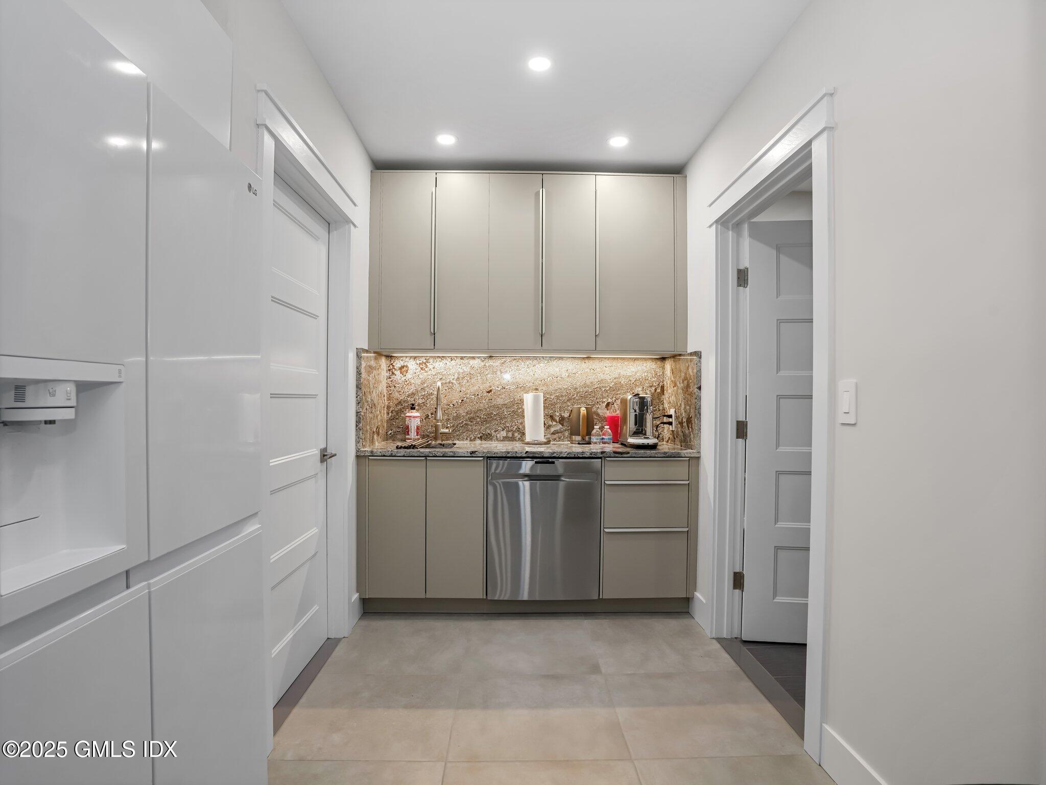 Greenwich, Connecticut 06831, United States, 4 Bedrooms Bedrooms, ,4 BathroomsBathrooms,Residential,Active,135066