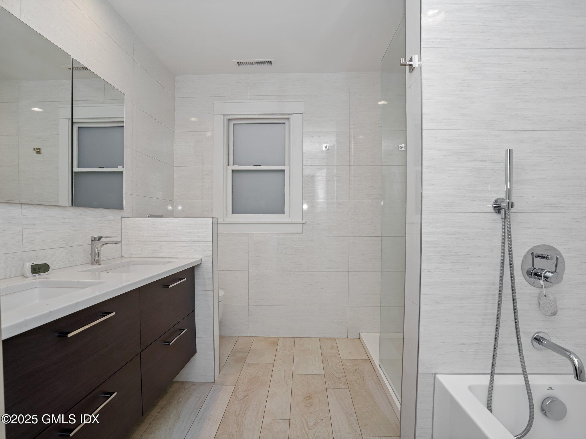 Greenwich, Connecticut 06831, United States, 4 Bedrooms Bedrooms, ,4 BathroomsBathrooms,Residential,Active,135066