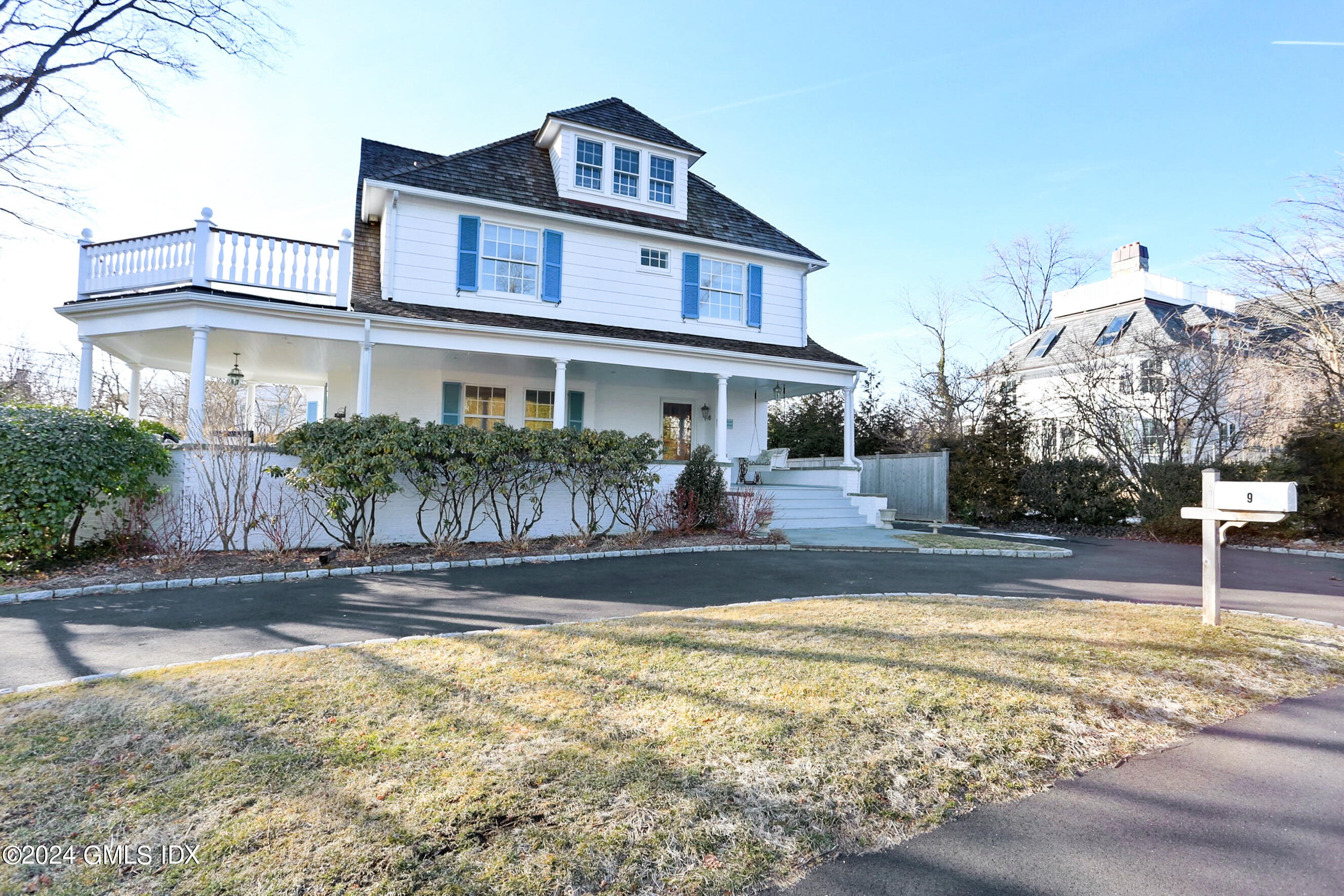 9 Middle Way, Old Greenwich, Connecticut - 5 Bedrooms  
5 Bathrooms - 