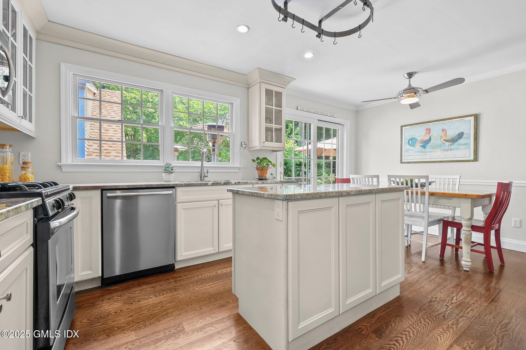 Old Greenwich, Connecticut 06870, United States, 4 Bedrooms Bedrooms, ,3 BathroomsBathrooms,Residential,Pending,104046