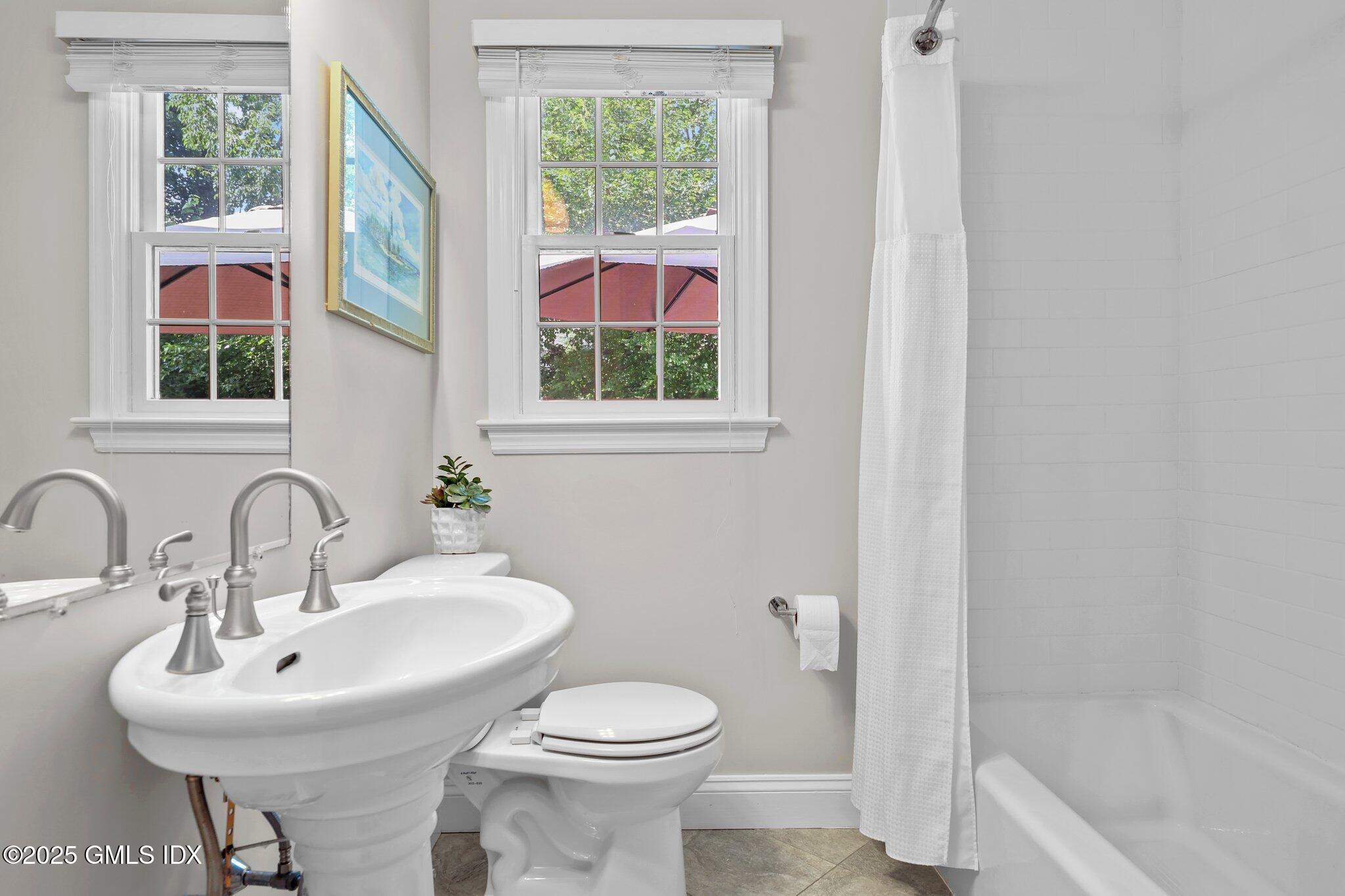 Old Greenwich, Connecticut 06870, United States, 4 Bedrooms Bedrooms, ,3 BathroomsBathrooms,Residential,Pending,104046