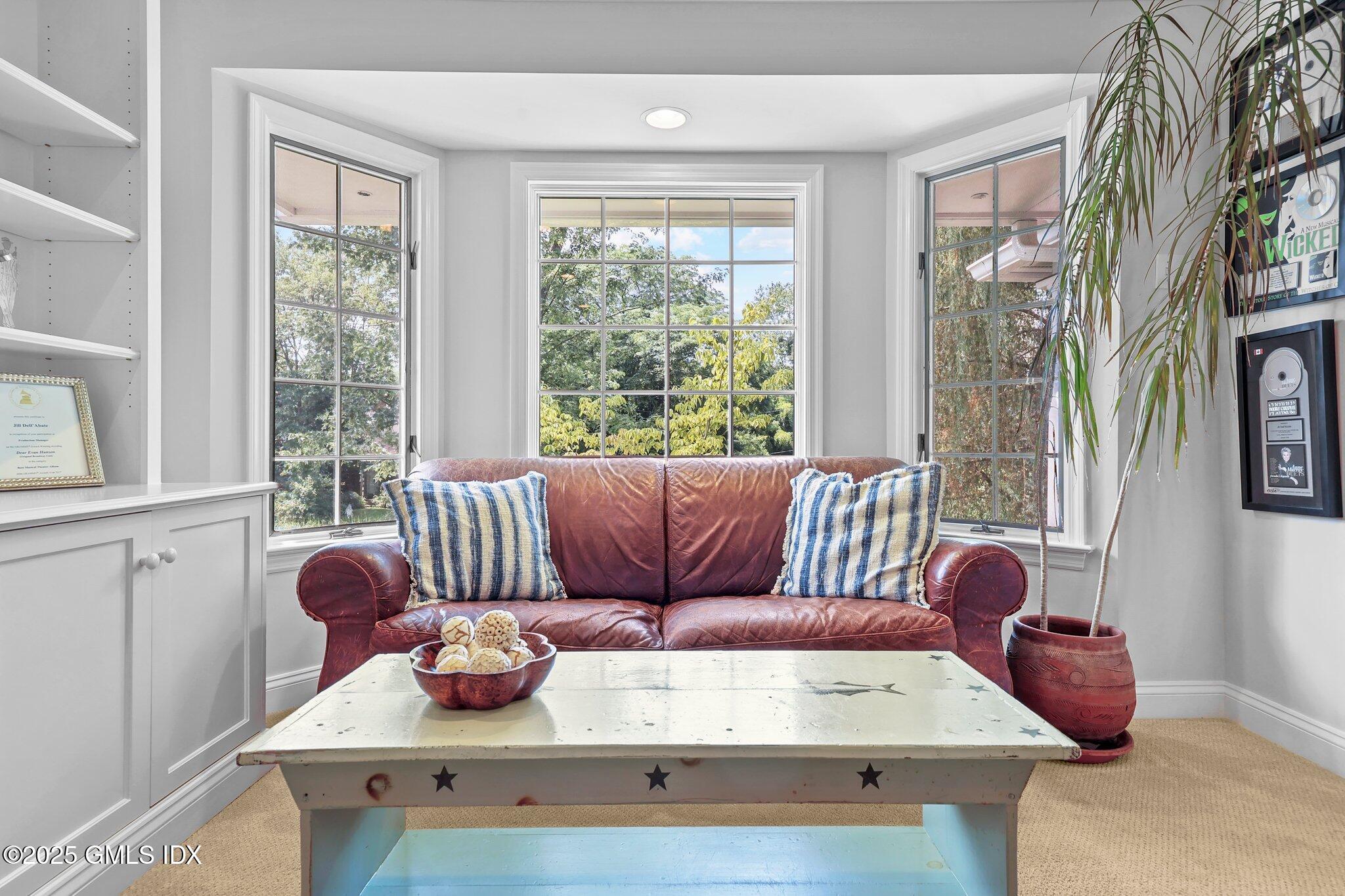 Old Greenwich, Connecticut 06870, United States, 4 Bedrooms Bedrooms, ,3 BathroomsBathrooms,Residential,Pending,104046