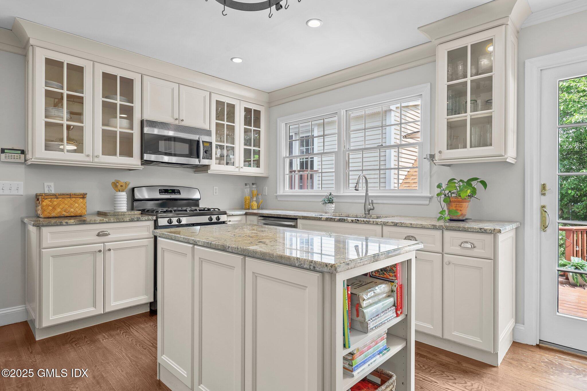 Old Greenwich, Connecticut 06870, United States, 4 Bedrooms Bedrooms, ,3 BathroomsBathrooms,Residential,Pending,104046