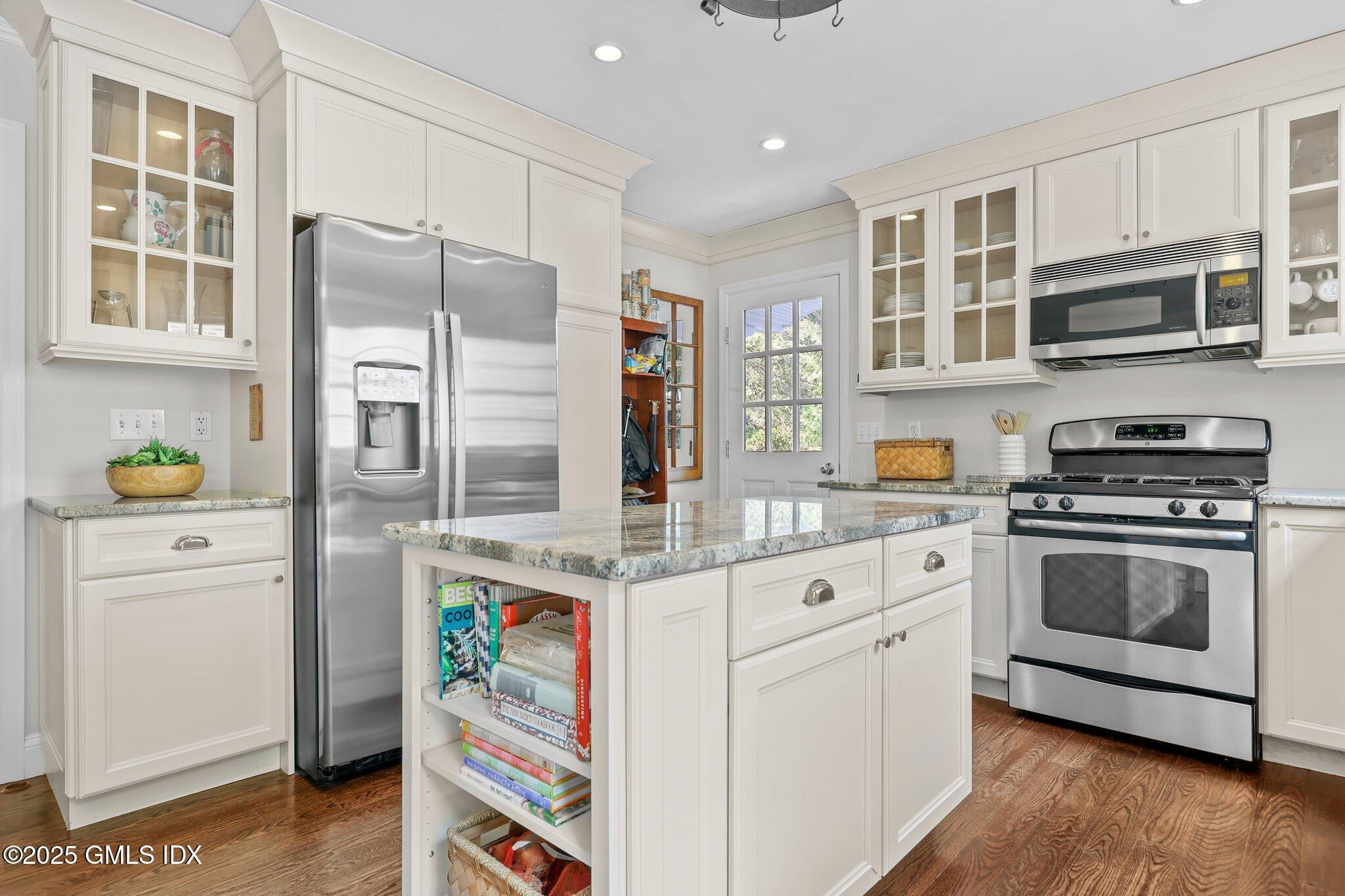 Old Greenwich, Connecticut 06870, United States, 4 Bedrooms Bedrooms, ,3 BathroomsBathrooms,Residential,Pending,104046